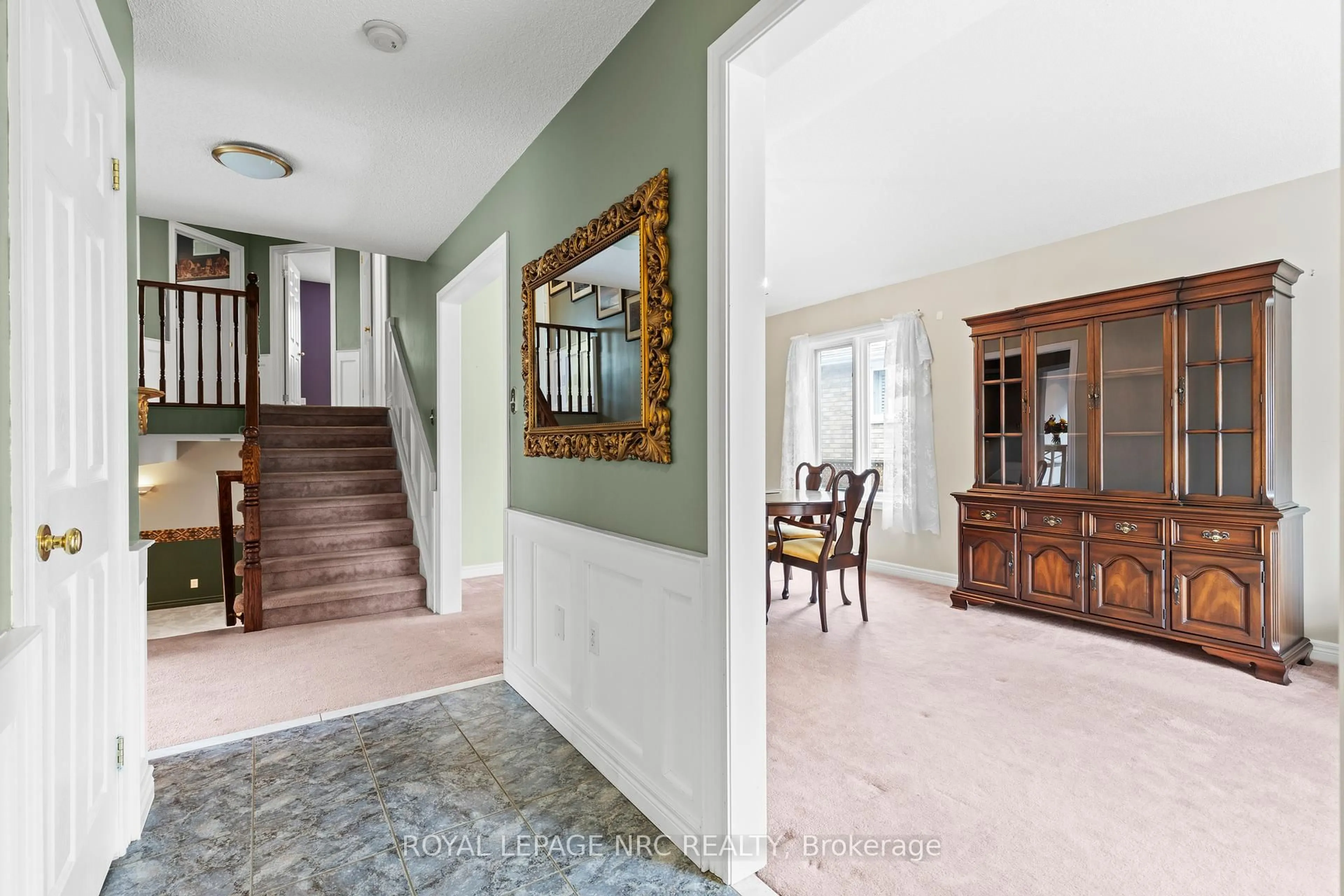 Indoor foyer for 38 Baker Rd, Grimsby Ontario L3M 5H6
