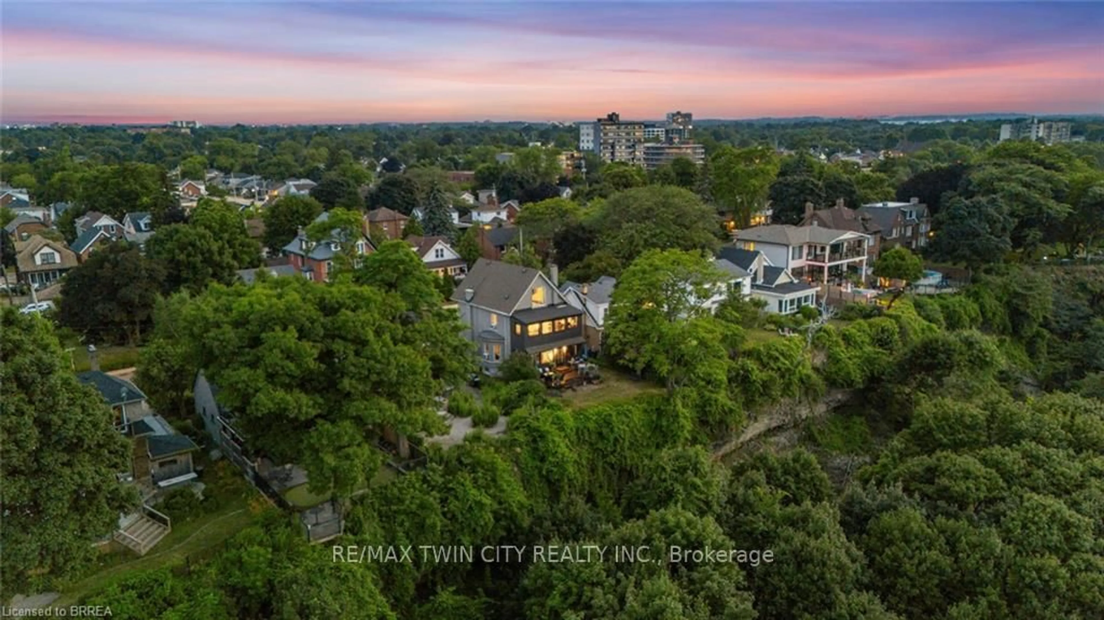 A pic from outside/outdoor area/front of a property/back of a property/a pic from drone, city buildings view from balcony for 47 Mountain Park Ave, Hamilton Ontario L9A 1A1