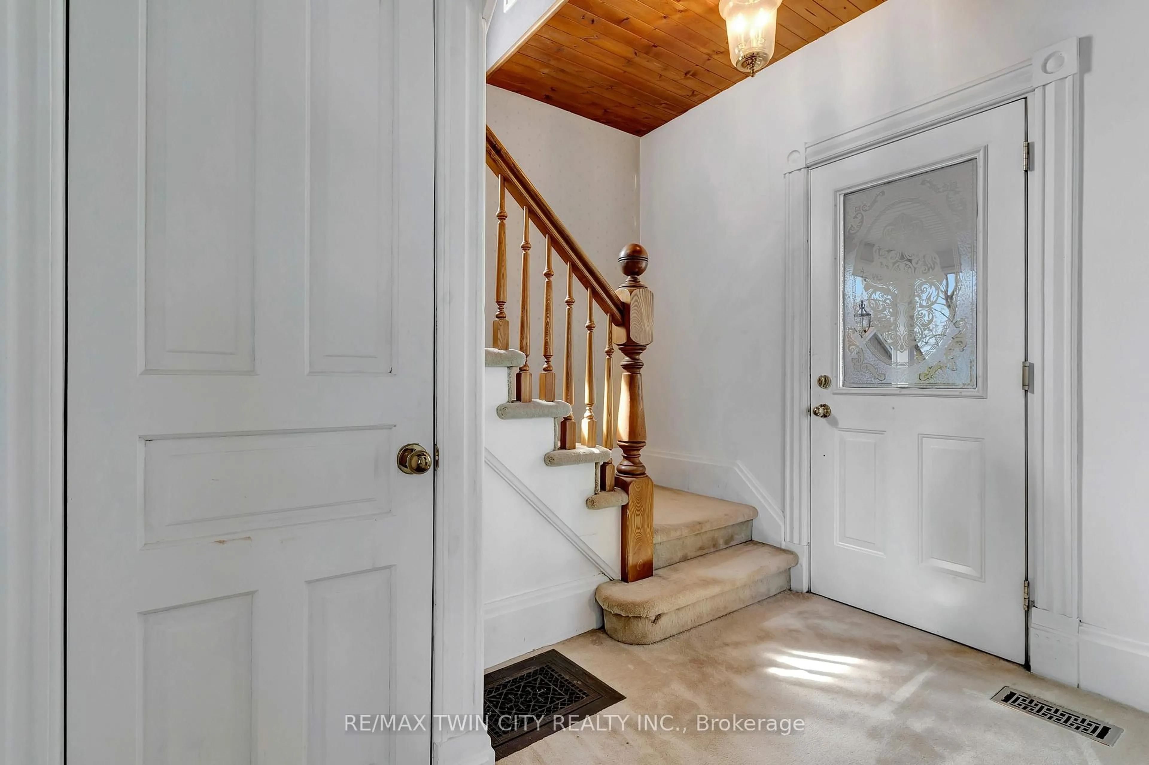Indoor entryway for 103 Belleview Ave, Kitchener Ontario N2B 1G6