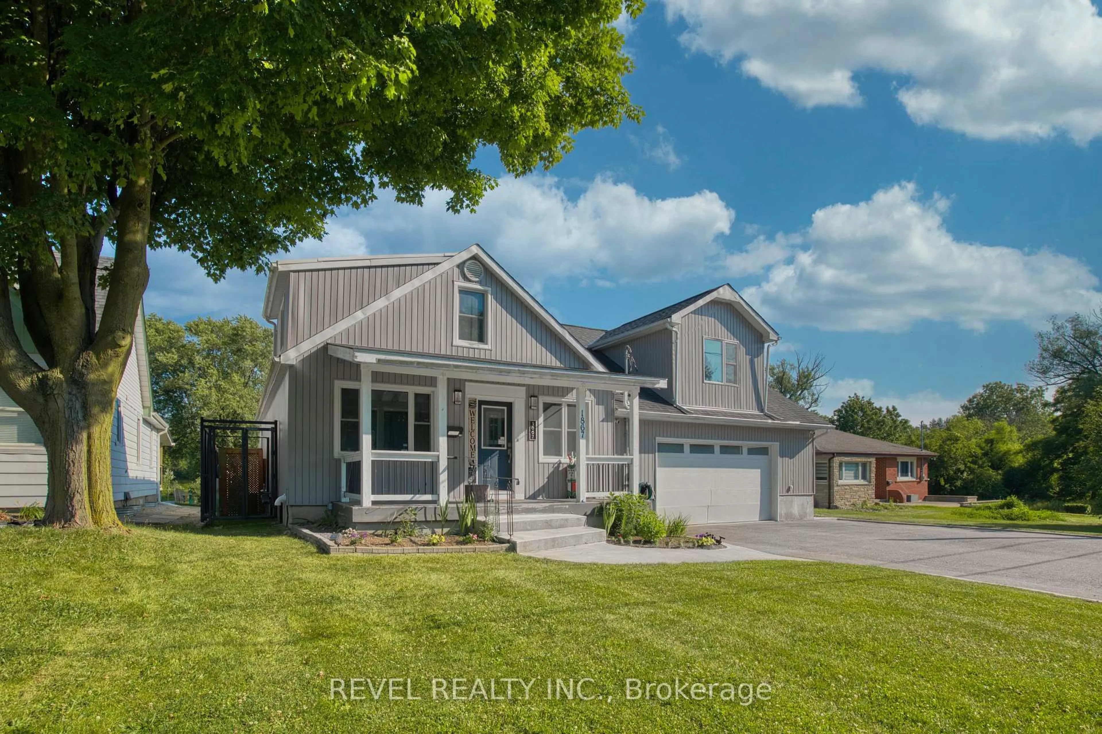 Home with vinyl exterior material, street for 1867 Parkhurst Ave, London East Ontario N5V 2C4