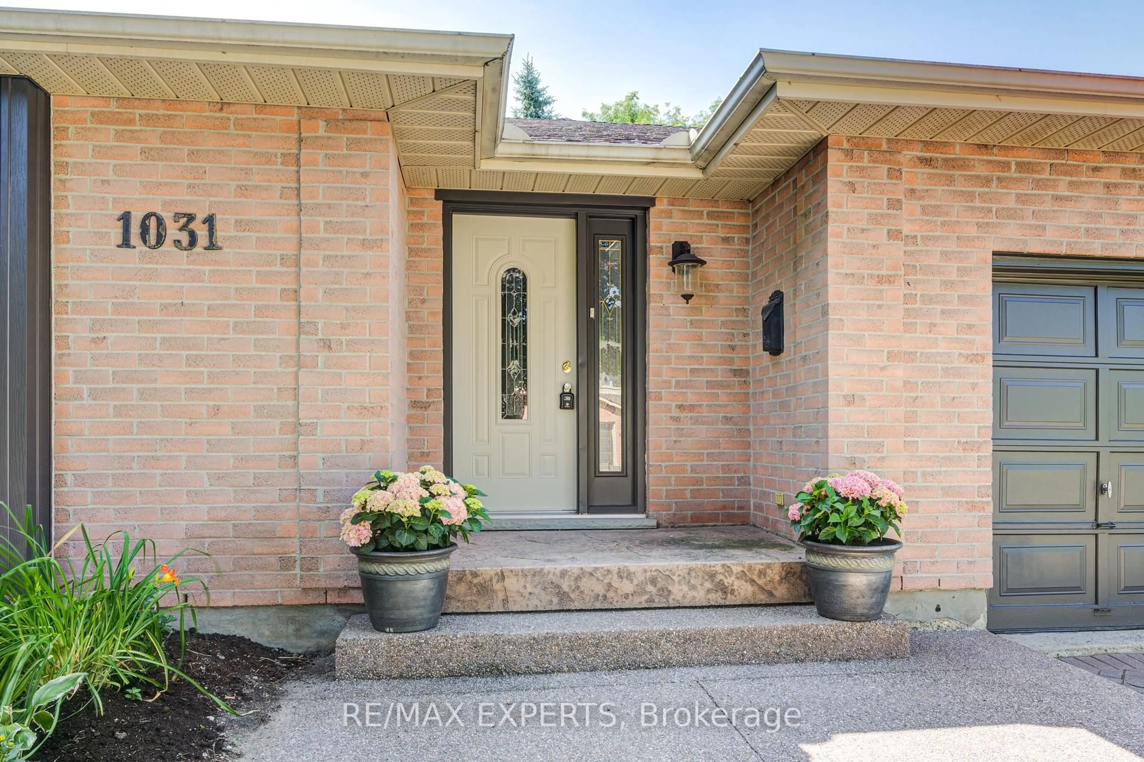 Indoor entryway for 1031 Griffith St, London South Ontario N6K 3Y7