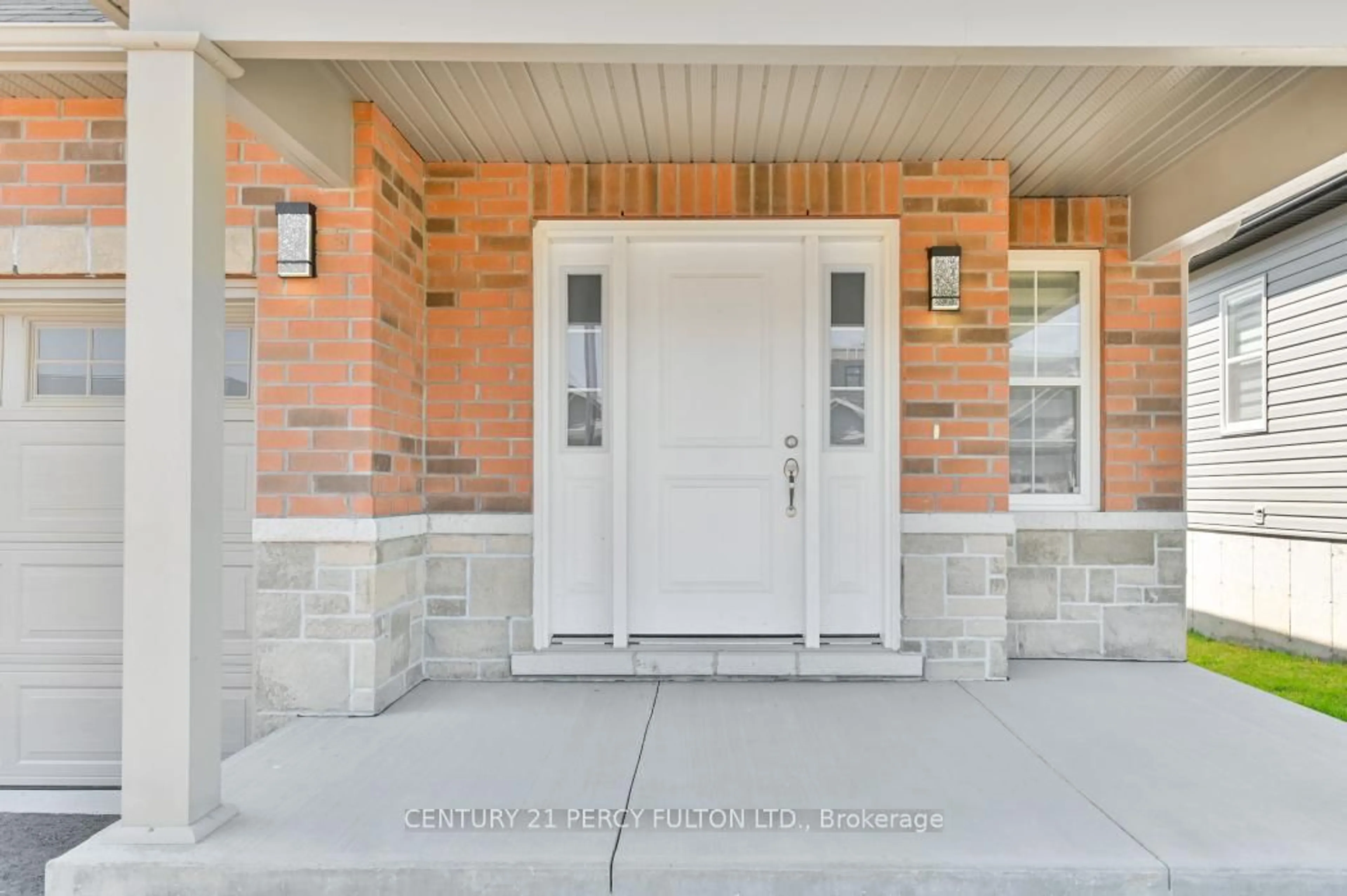 Indoor entryway for 8 Braeburn St, Brighton Ontario K0K 1H0
