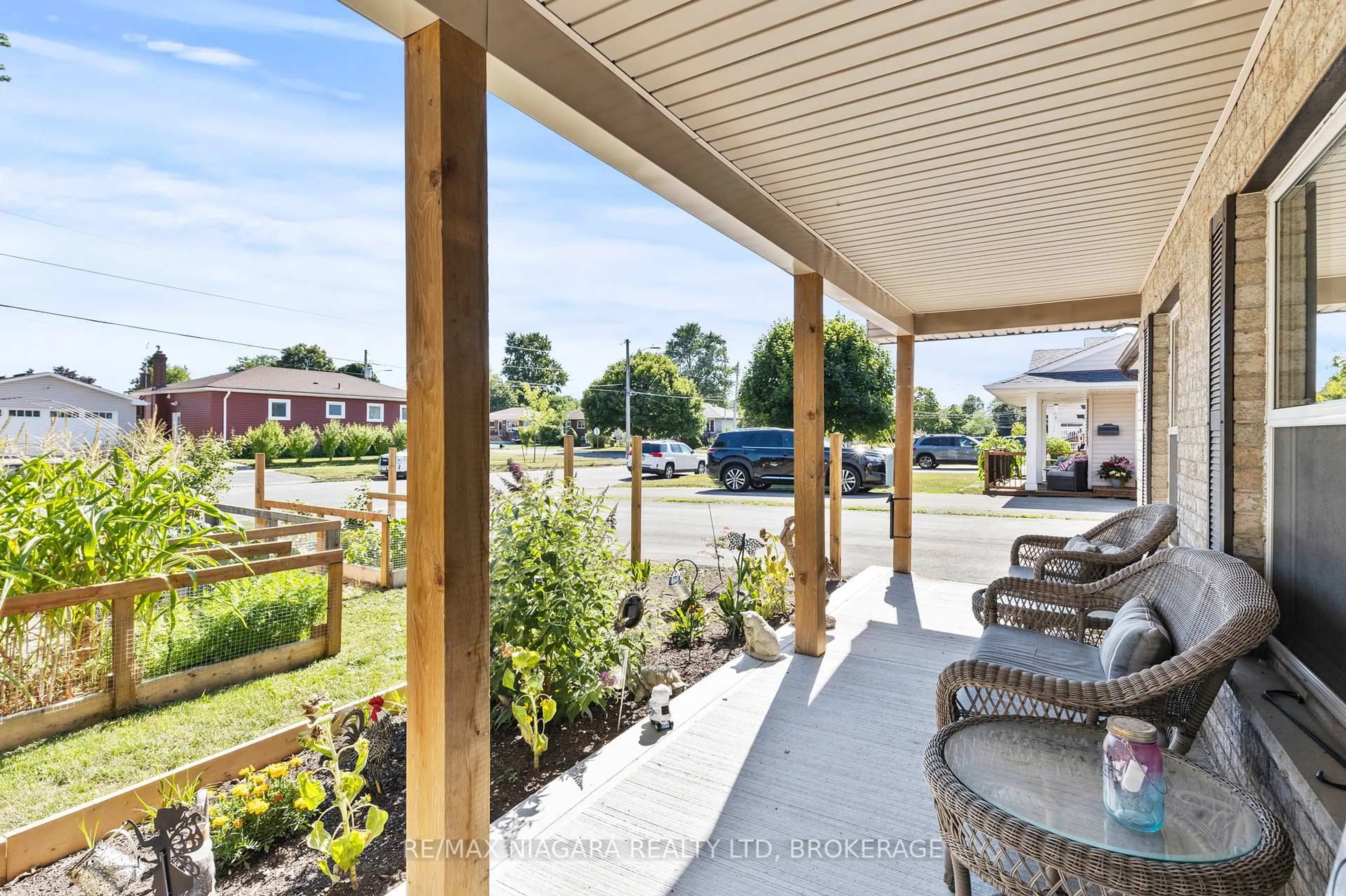 Patio, street for 196 Martin St, Welland Ontario L3C 7L5