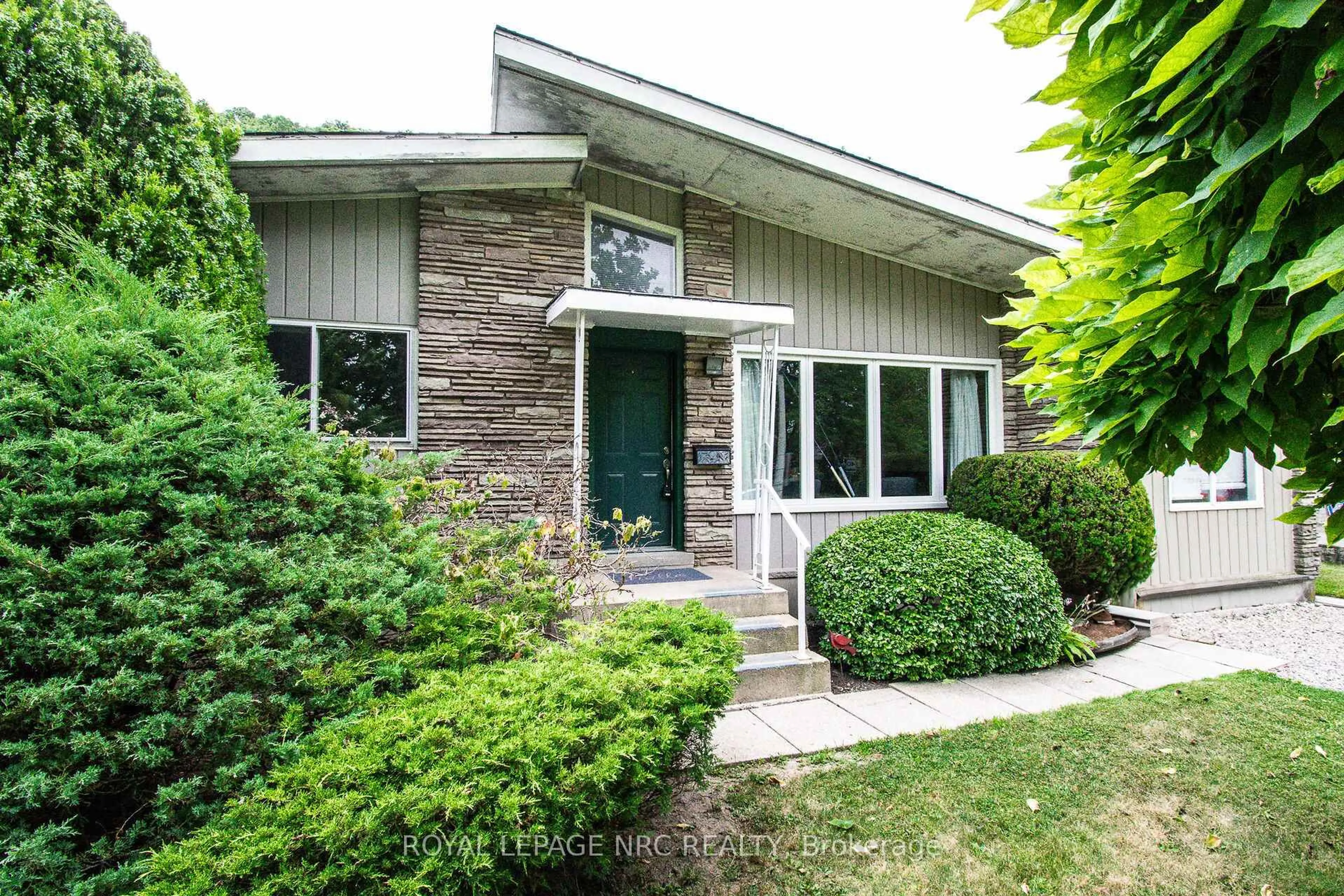 Home with brick exterior material, street for 128 Woodside Dr, St. Catharines Ontario L2T 1X2