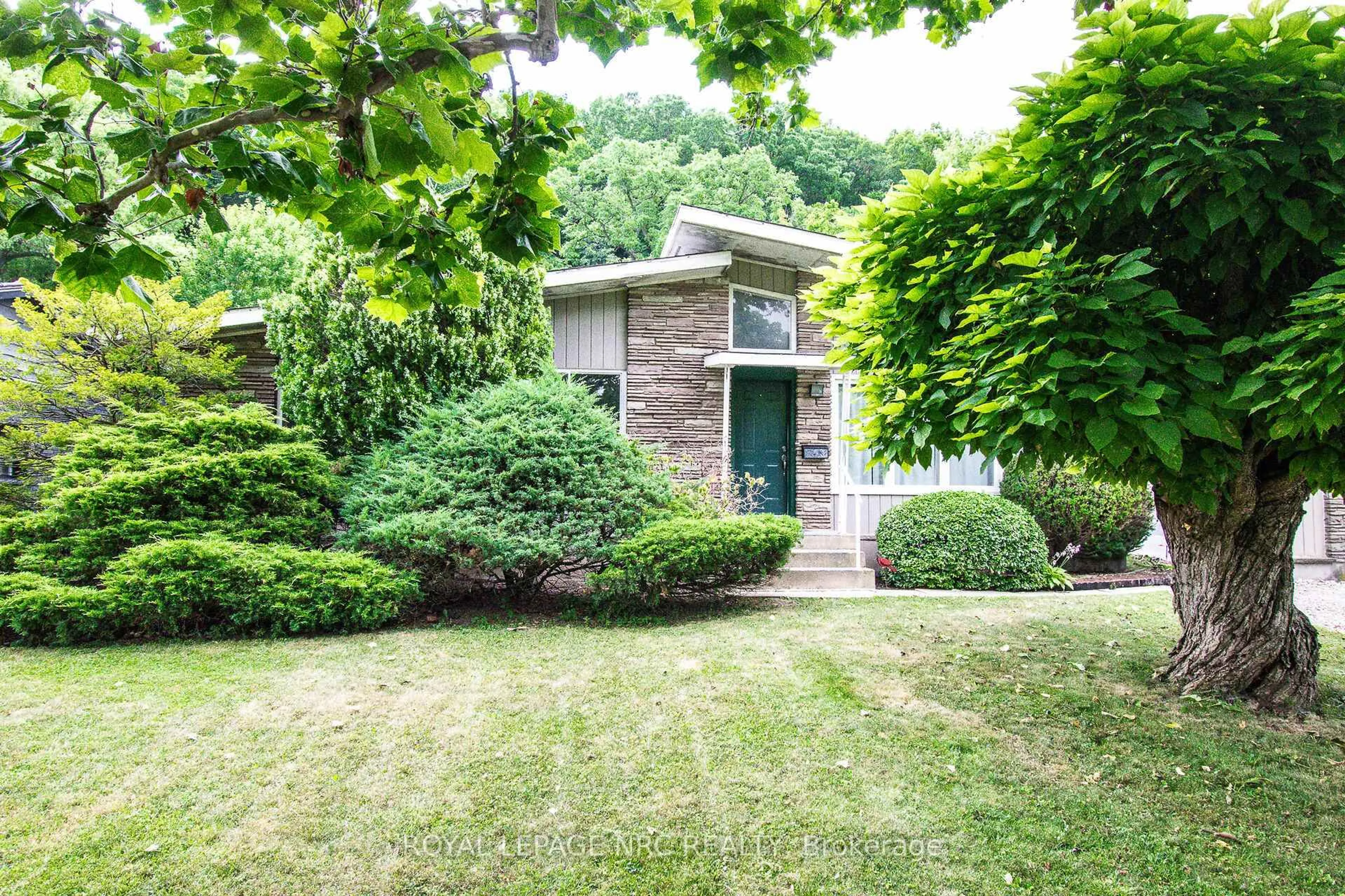 Patio, street for 128 Woodside Dr, St. Catharines Ontario L2T 1X2