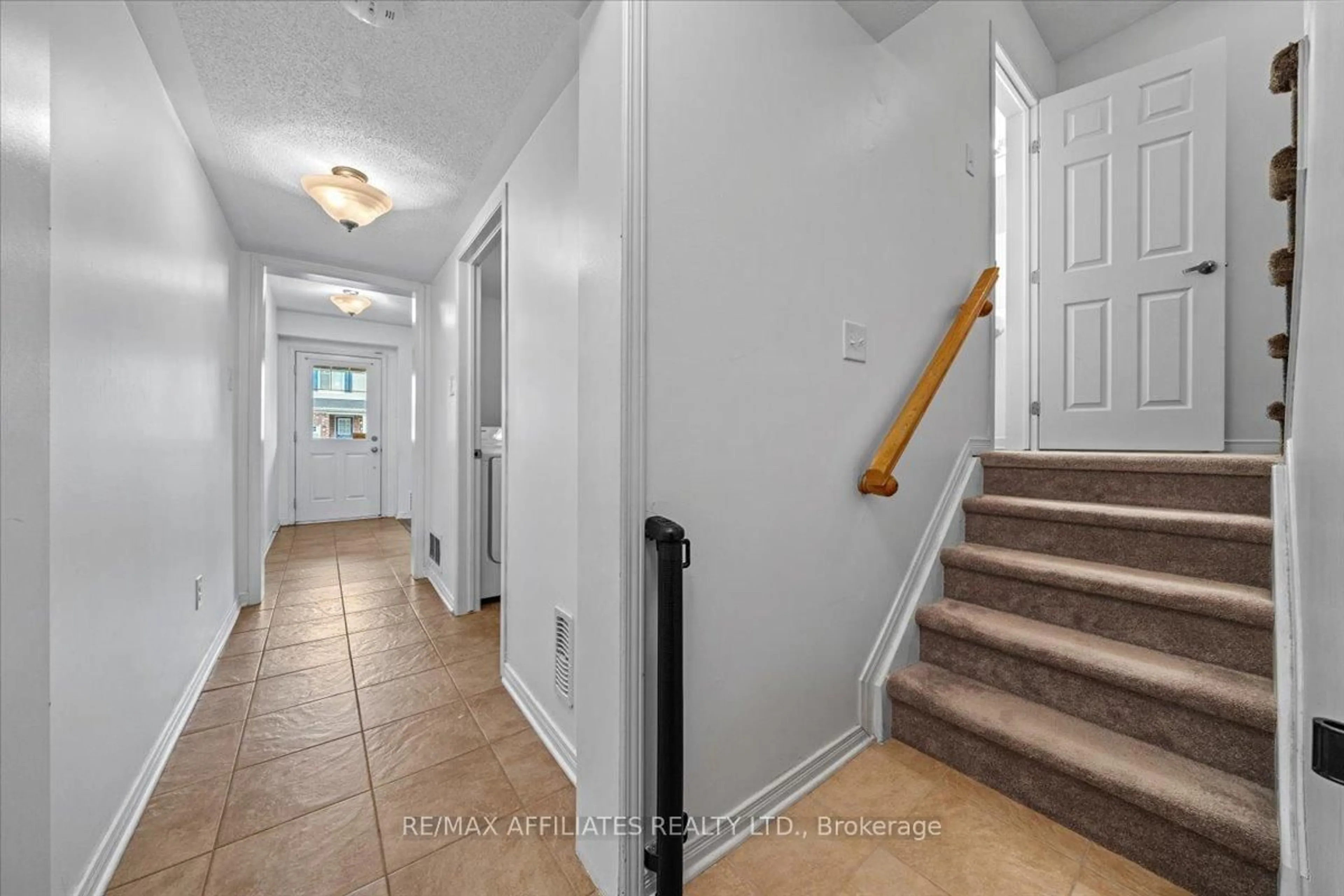 Indoor entryway for 1028 Pampero Cres, Ottawa Ontario K2S 0N4