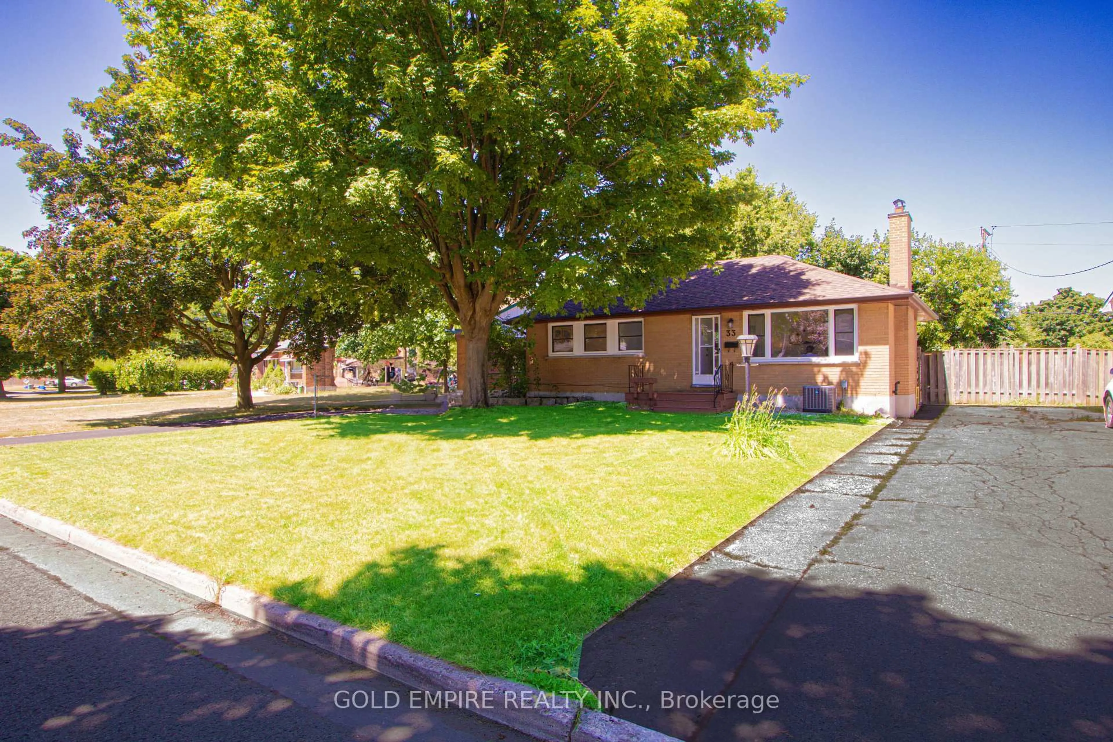 A pic from outside/outdoor area/front of a property/back of a property/a pic from drone, street for 33 Godfrey Dr, London East Ontario N5V 2E8