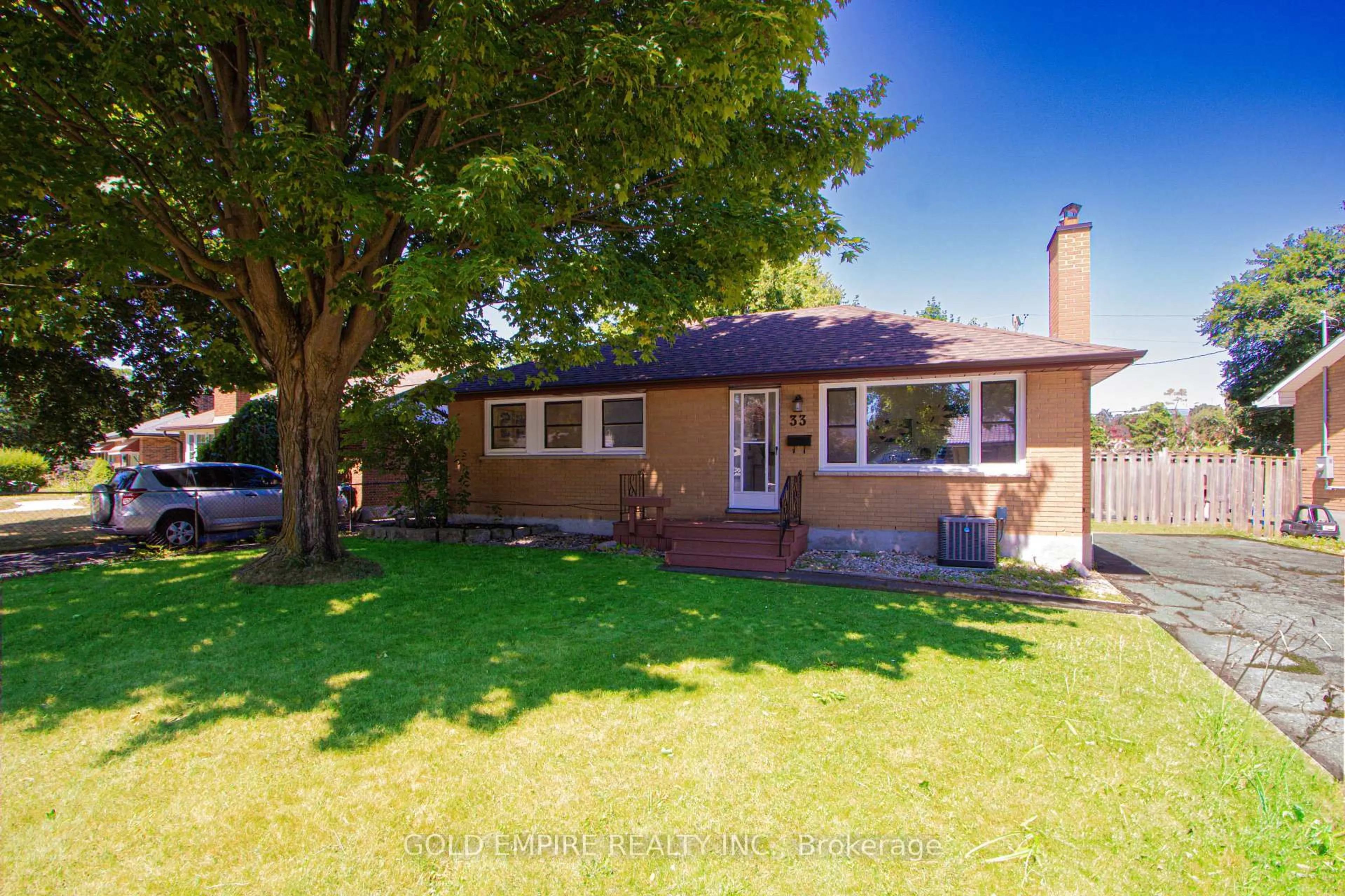 A pic from outside/outdoor area/front of a property/back of a property/a pic from drone, street for 33 Godfrey Dr, London East Ontario N5V 2E8