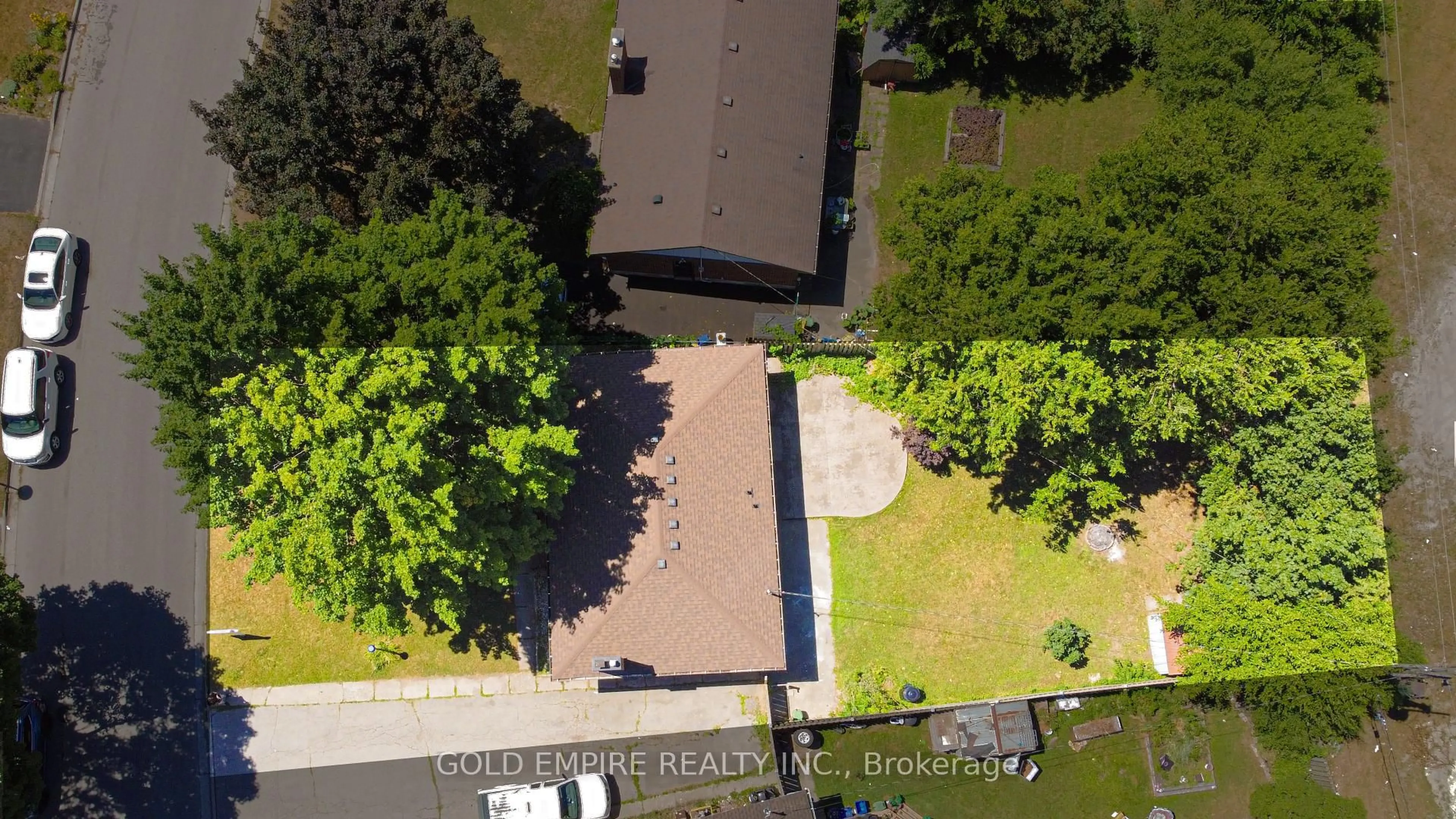 A pic from outside/outdoor area/front of a property/back of a property/a pic from drone, street for 33 Godfrey Dr, London East Ontario N5V 2E8