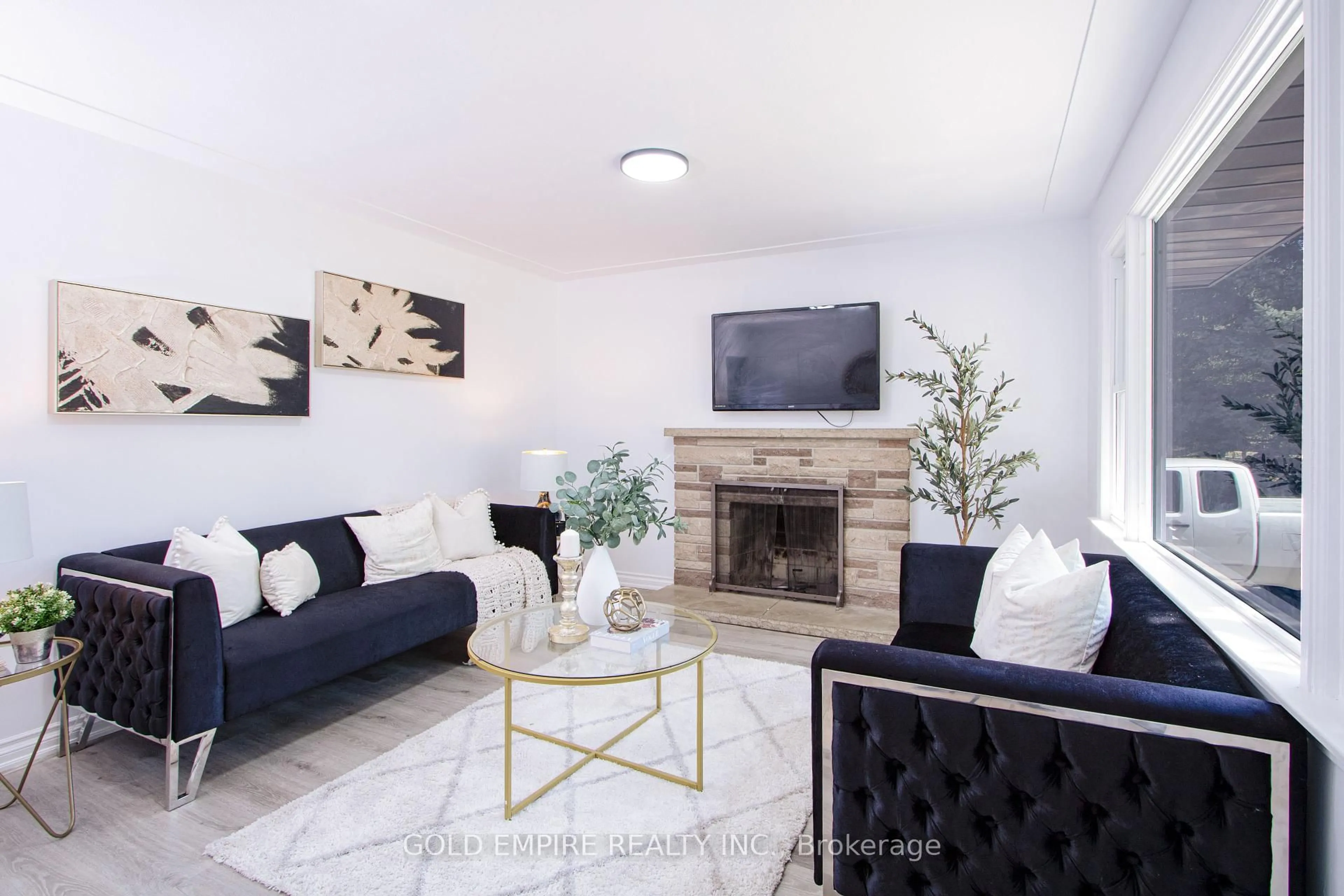 Living room with furniture, unknown for 33 Godfrey Dr, London East Ontario N5V 2E8