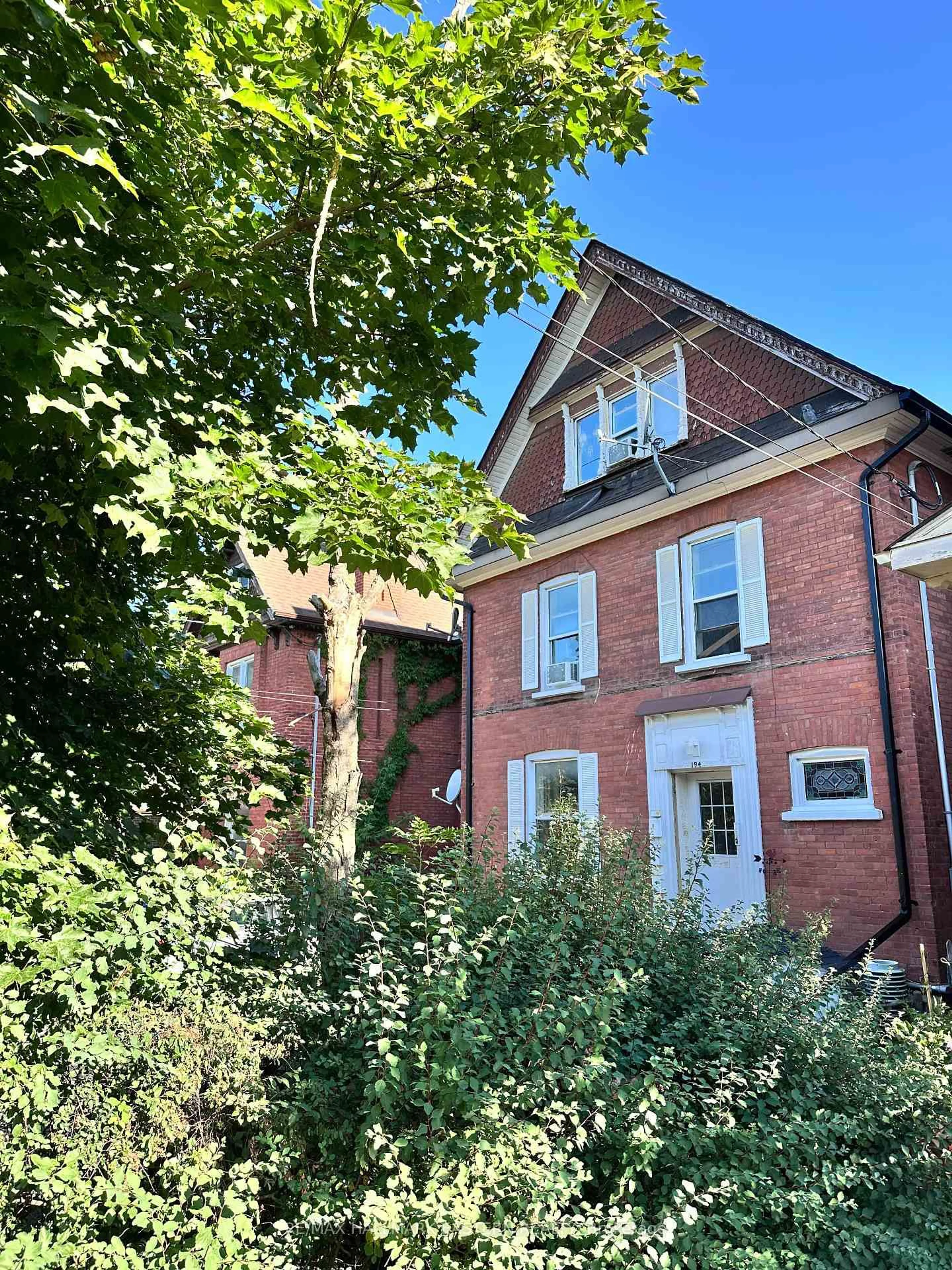 Home with brick exterior material, building for 194 London St, Peterborough Central Ontario K9H 2Y9