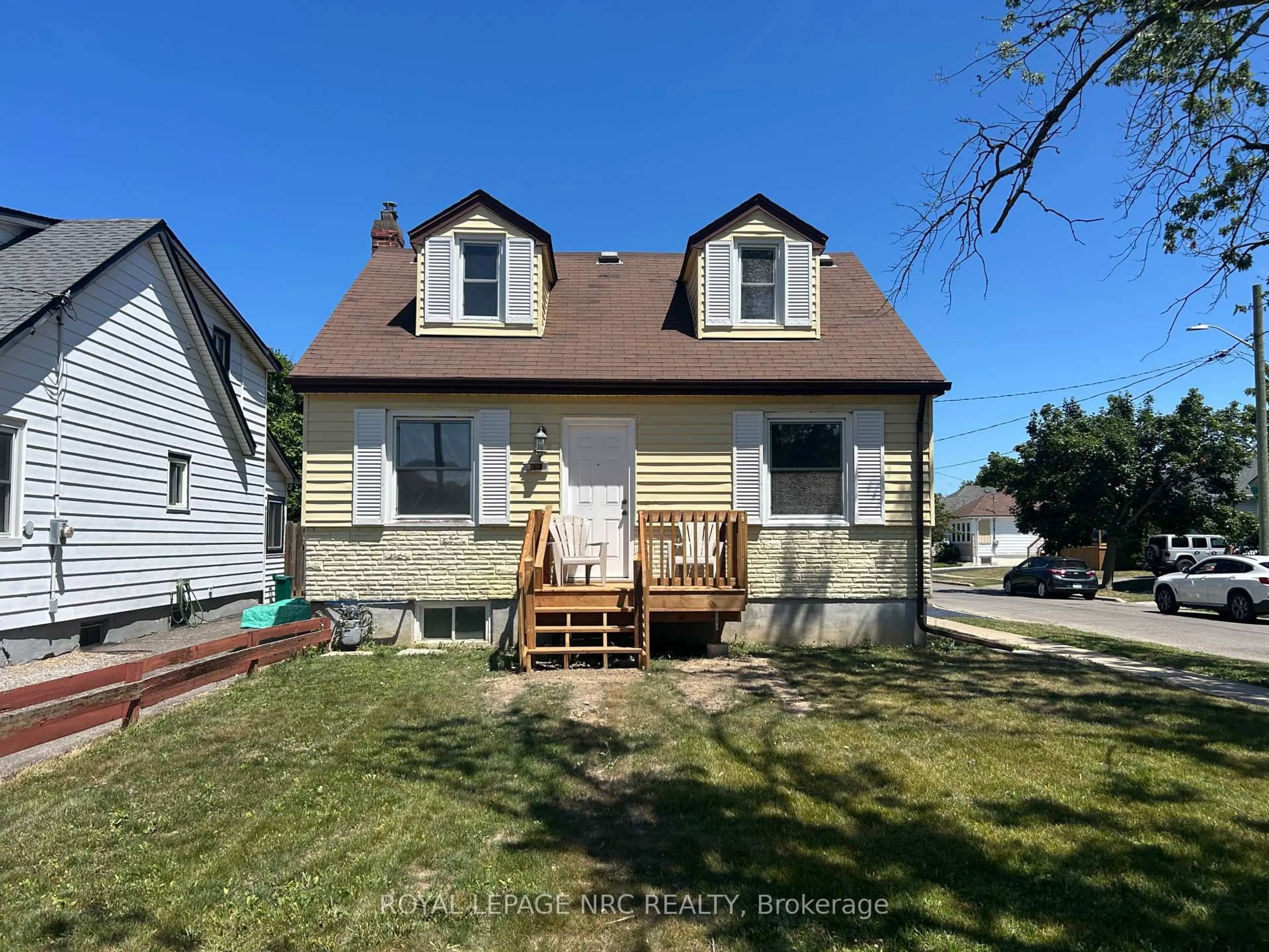 A pic from outside/outdoor area/front of a property/back of a property/a pic from drone, street for 33 Merigold St, St. Catharines Ontario L2S 2N4