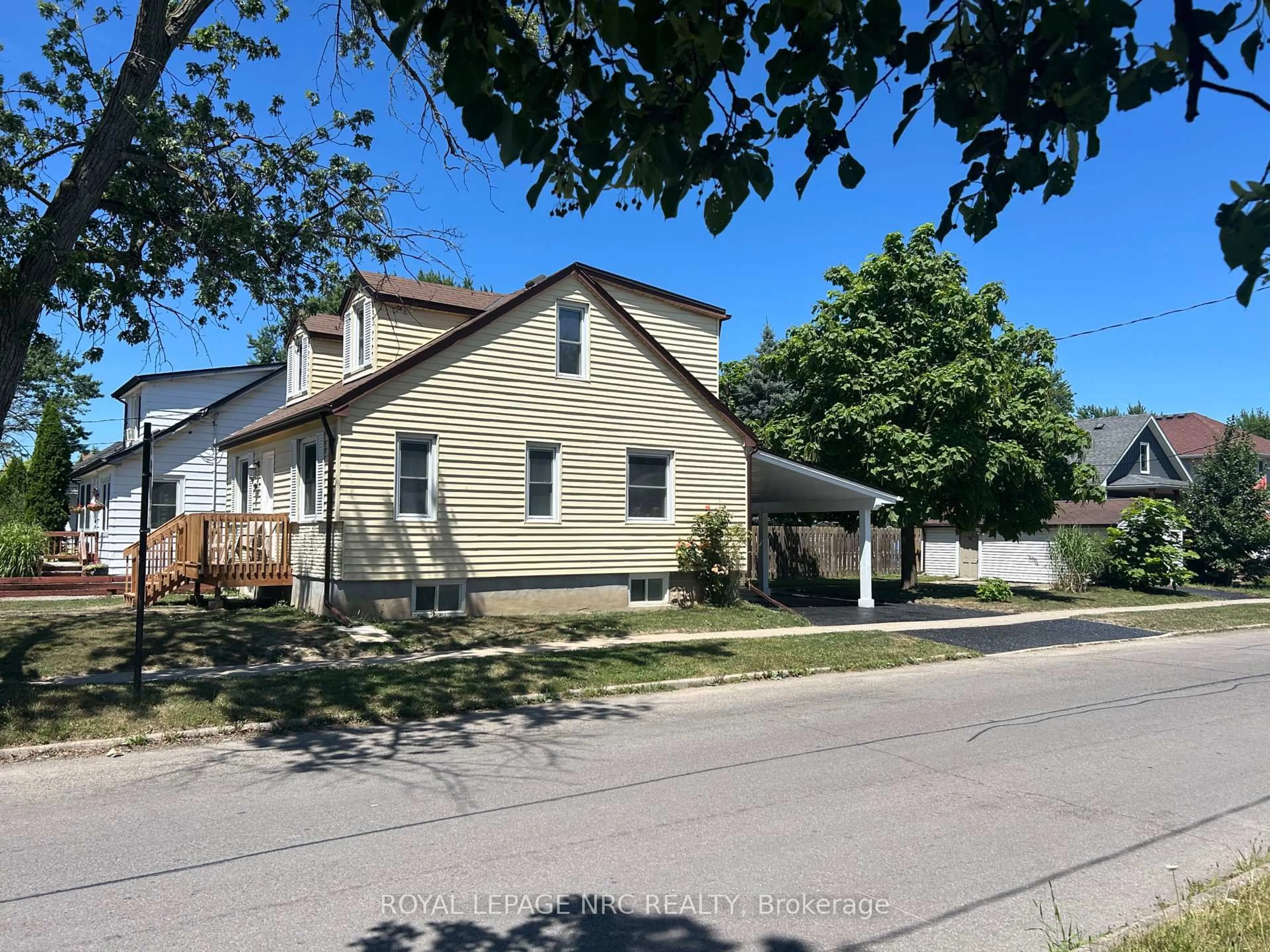 A pic from outside/outdoor area/front of a property/back of a property/a pic from drone, street for 33 Merigold St, St. Catharines Ontario L2S 2N4
