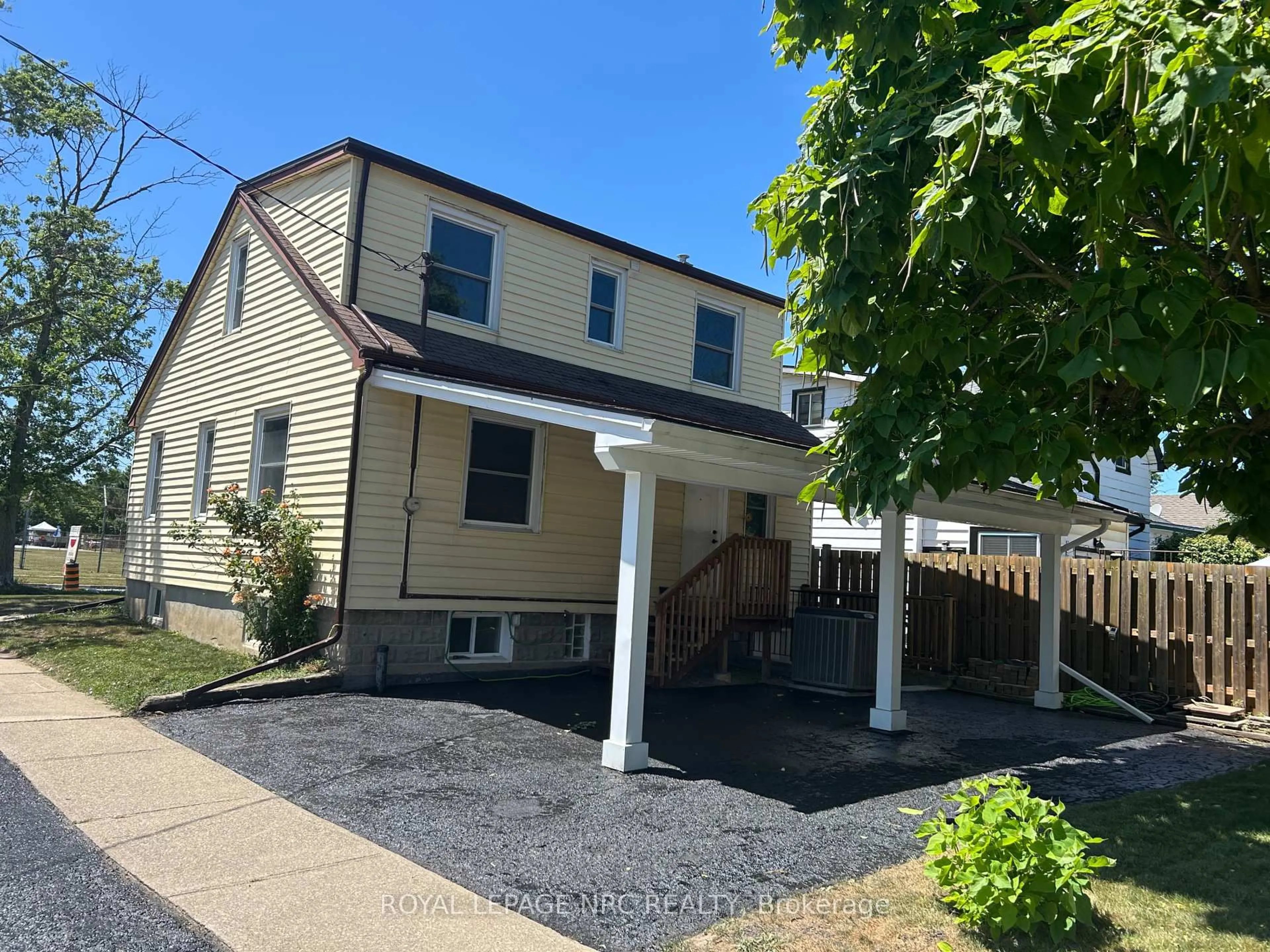Home with vinyl exterior material, street for 33 Merigold St, St. Catharines Ontario L2S 2N4