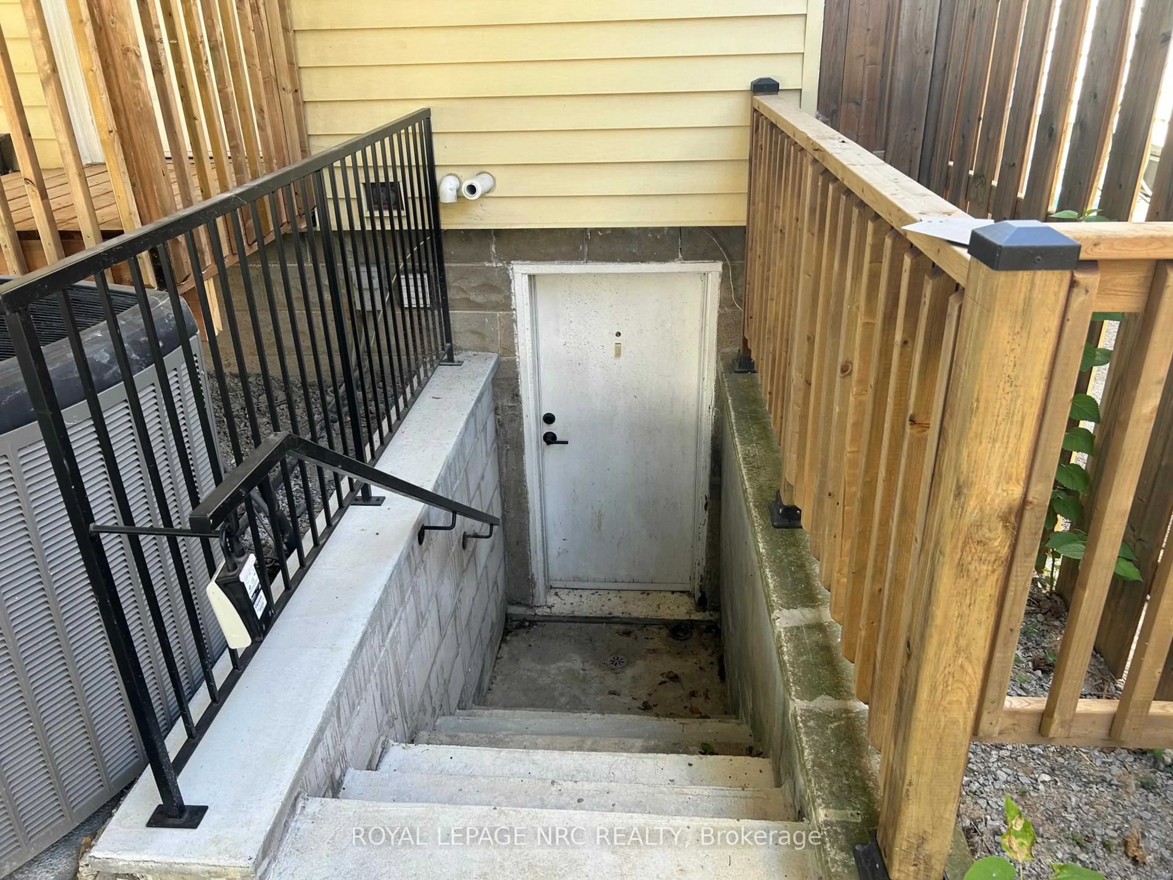 Stairs for 33 Merigold St, St. Catharines Ontario L2S 2N4