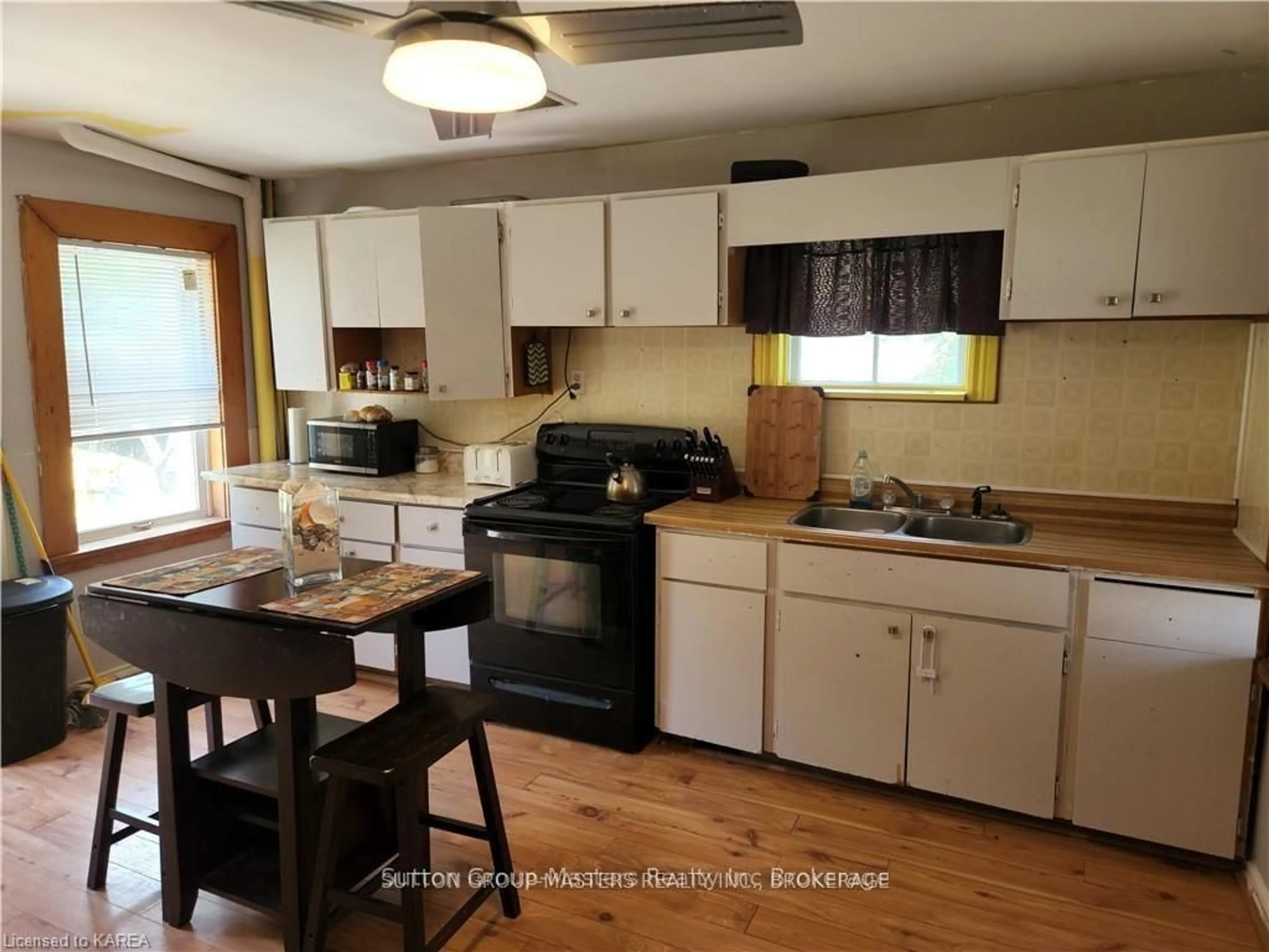 Standard kitchen, wood/laminate floor for 660 Stone St, Gananoque Ontario K7G 1Z3