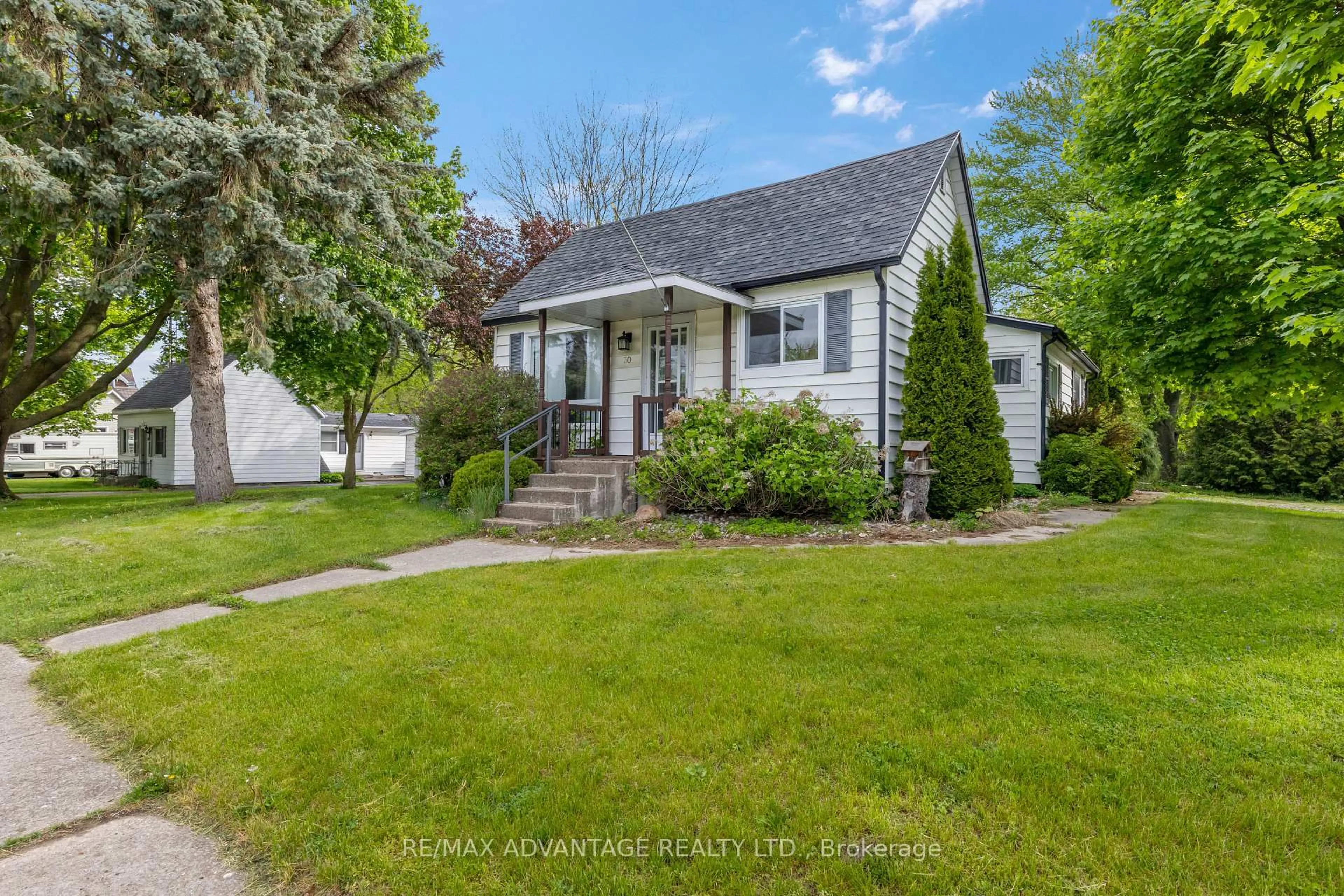 A pic from outside/outdoor area/front of a property/back of a property/a pic from drone, street for 30 Broadway St, Chatham-Kent Ontario N0P 2C0