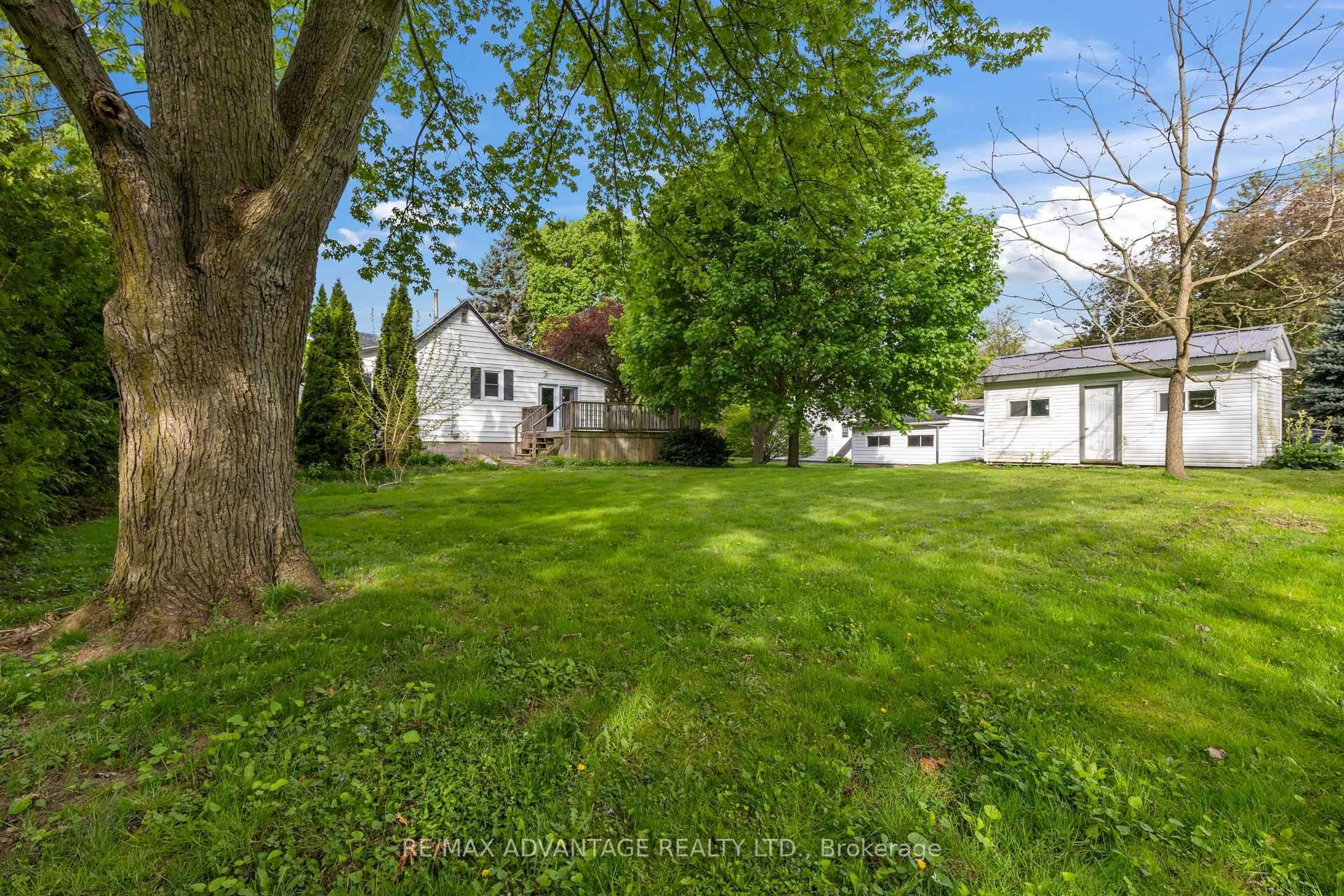 A pic from outside/outdoor area/front of a property/back of a property/a pic from drone, unknown for 30 Broadway St, Chatham-Kent Ontario N0P 2C0