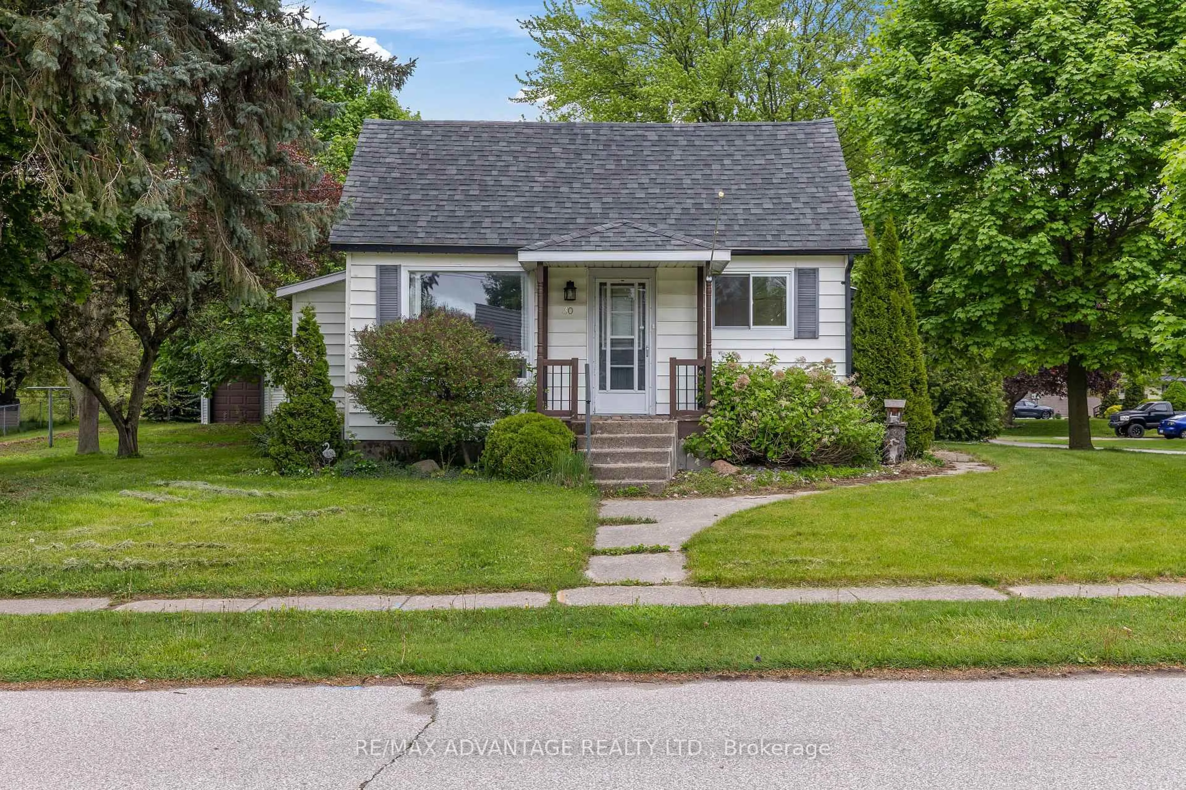 Home with vinyl exterior material, street for 30 Broadway St, Chatham-Kent Ontario N0P 2C0