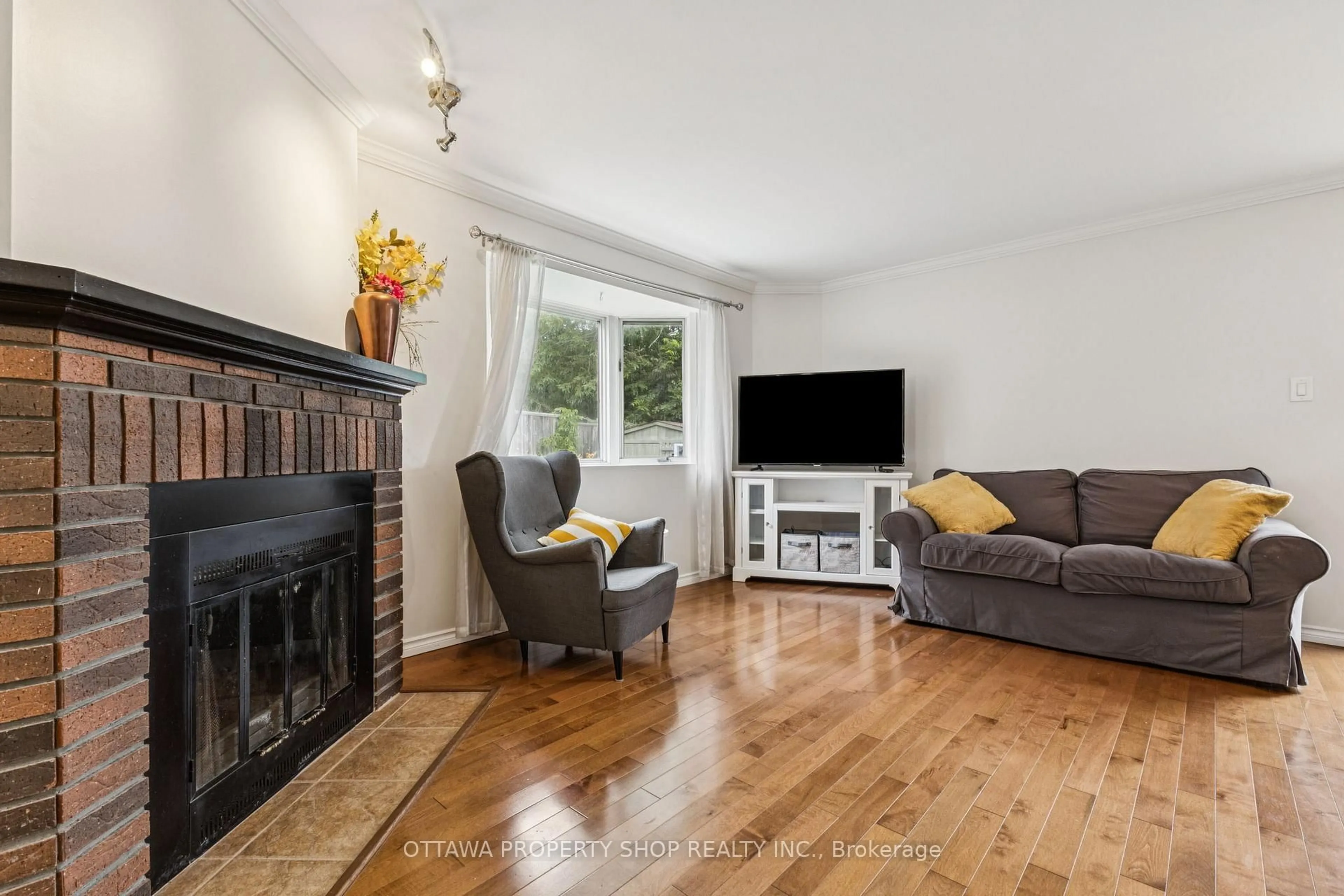 Living room with furniture, wood/laminate floor for 67 Gentle Gate Cres, Ottawa Ontario K1T 1Z9