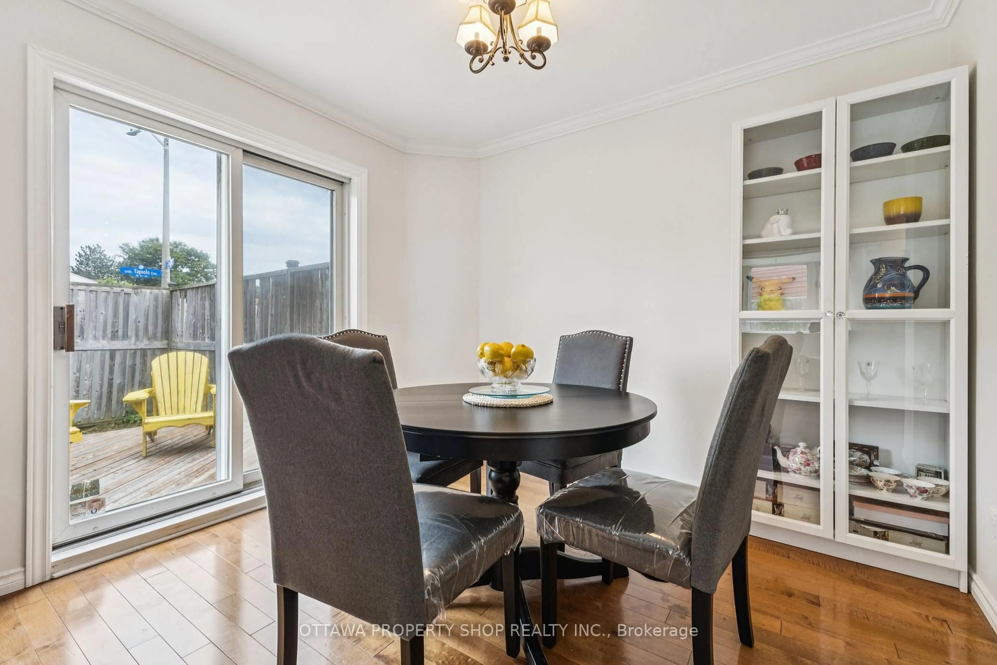 Dining room, wood/laminate floor for 67 Gentle Gate Cres, Ottawa Ontario K1T 1Z9