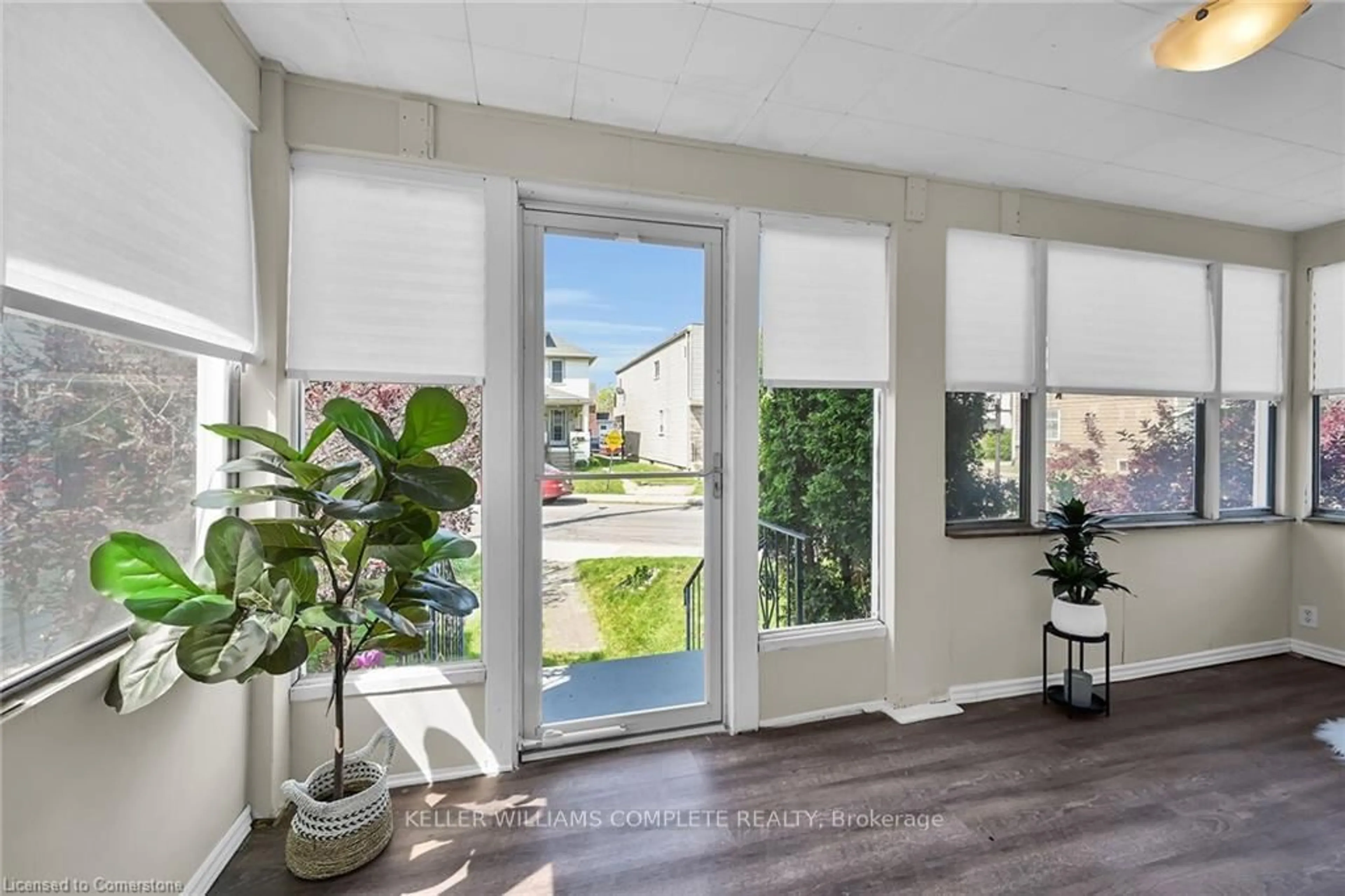 Indoor entryway for 50 YORK St, St. Catharines Ontario L2R 6C3