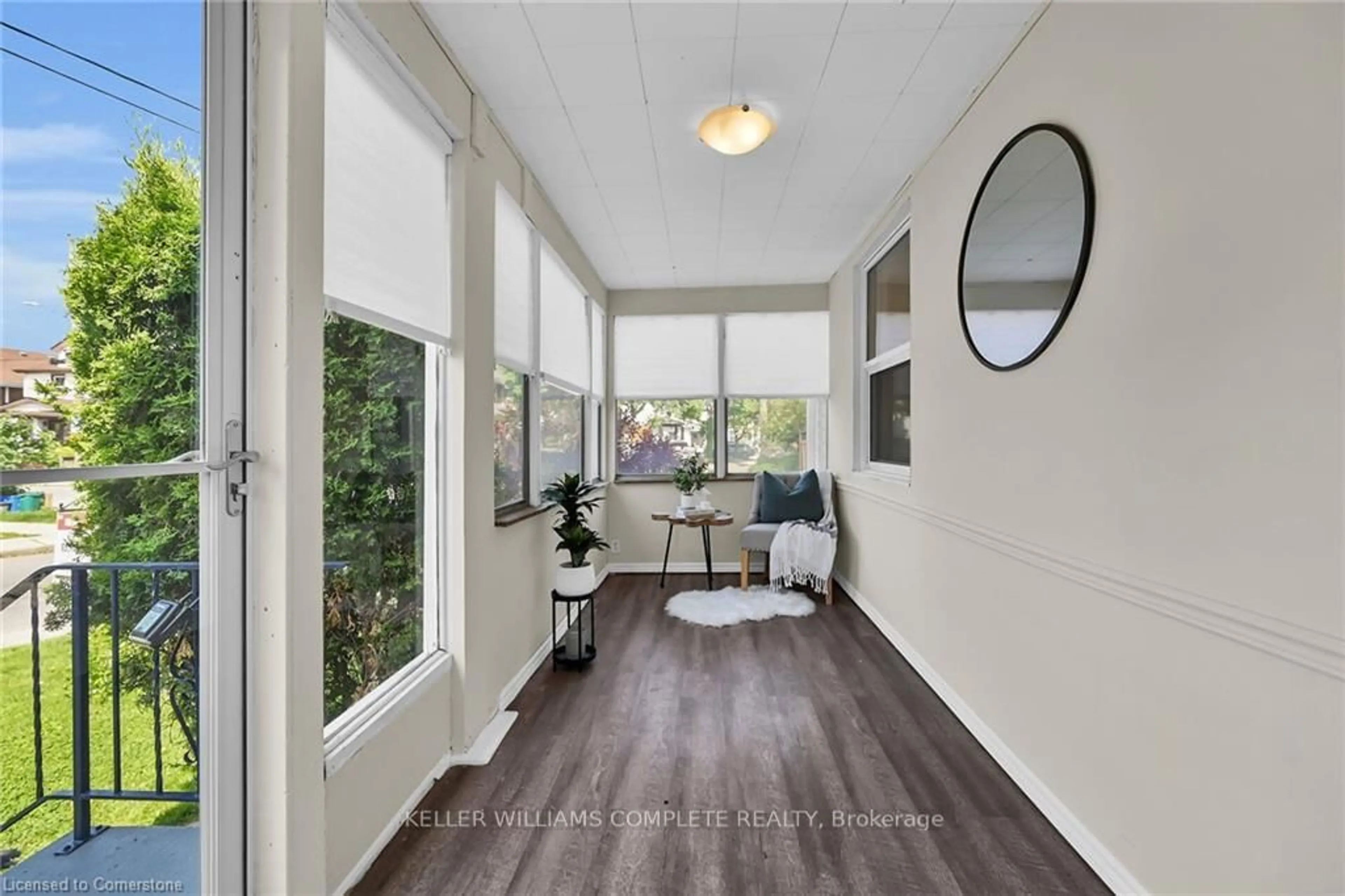 Indoor entryway for 50 YORK St, St. Catharines Ontario L2R 6C3