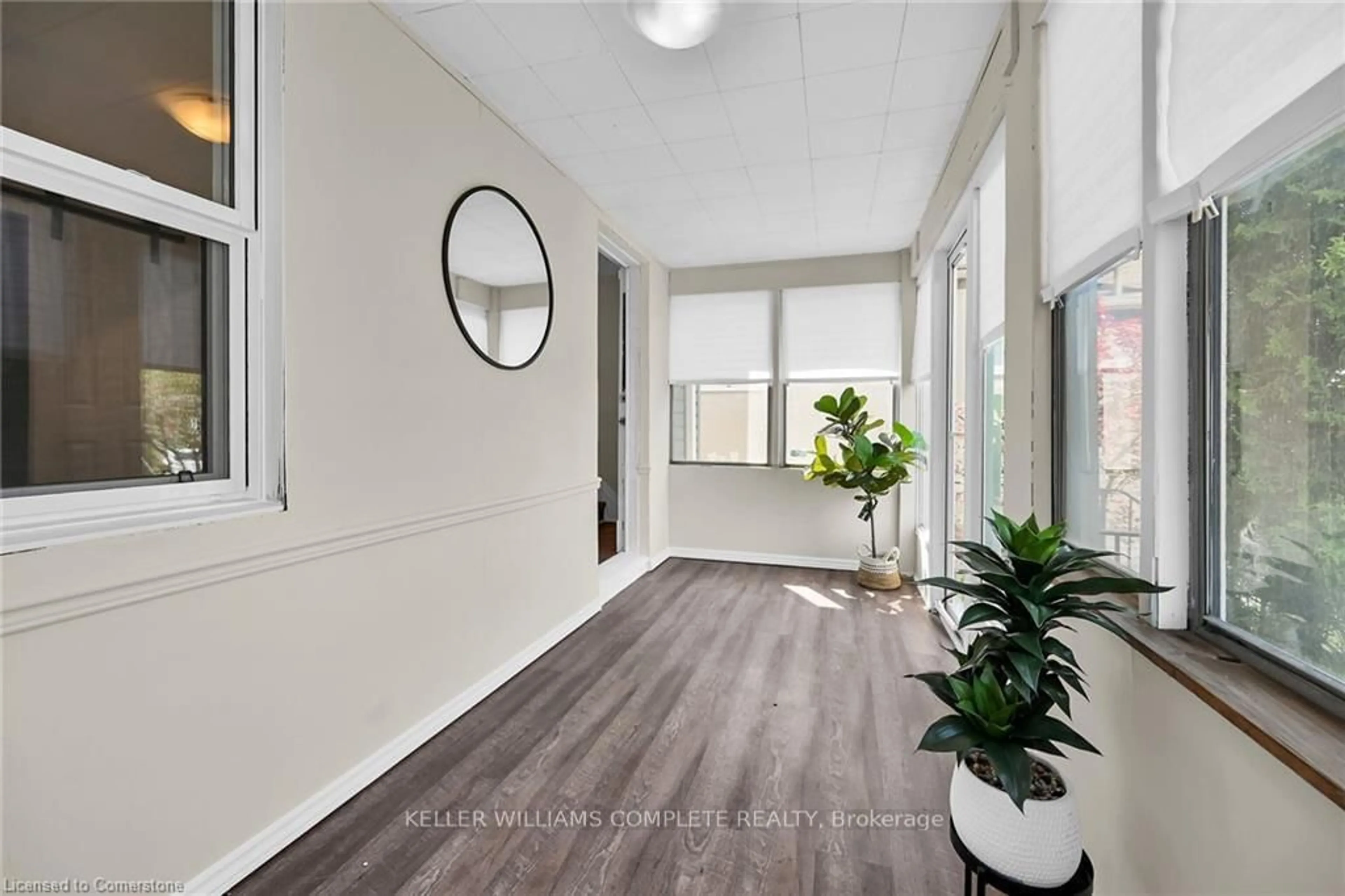 Indoor entryway for 50 YORK St, St. Catharines Ontario L2R 6C3