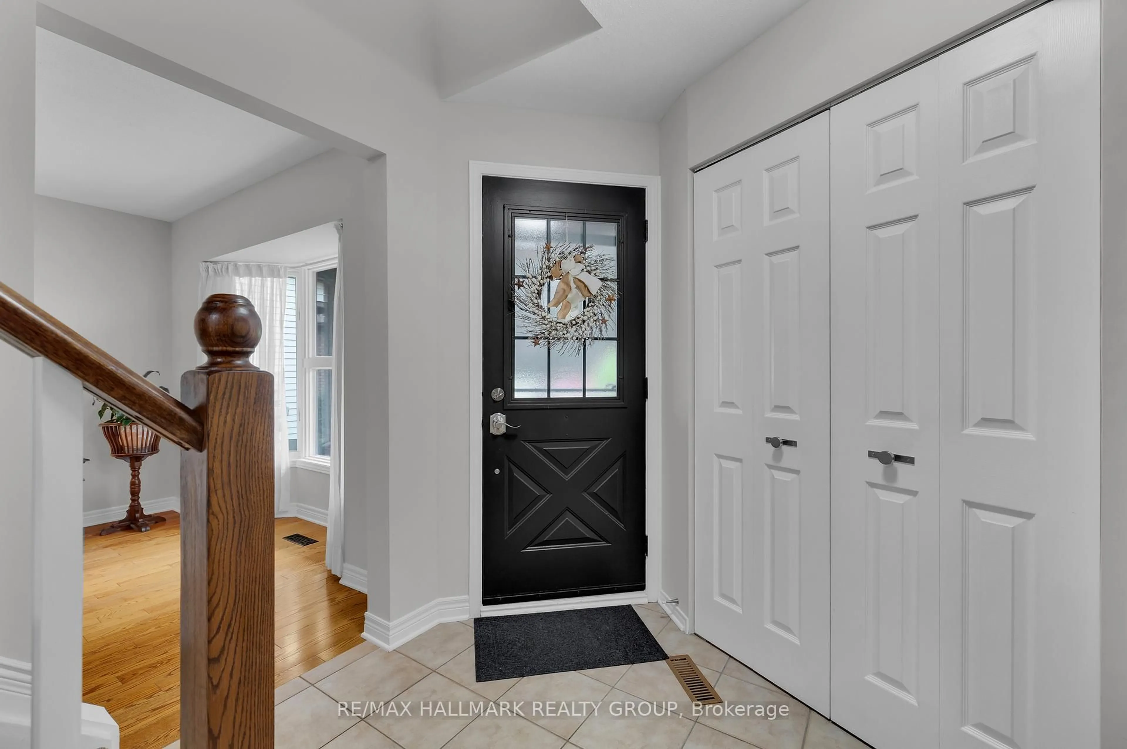 Indoor entryway for 610 Steller St, Ottawa Ontario K4A 1N1