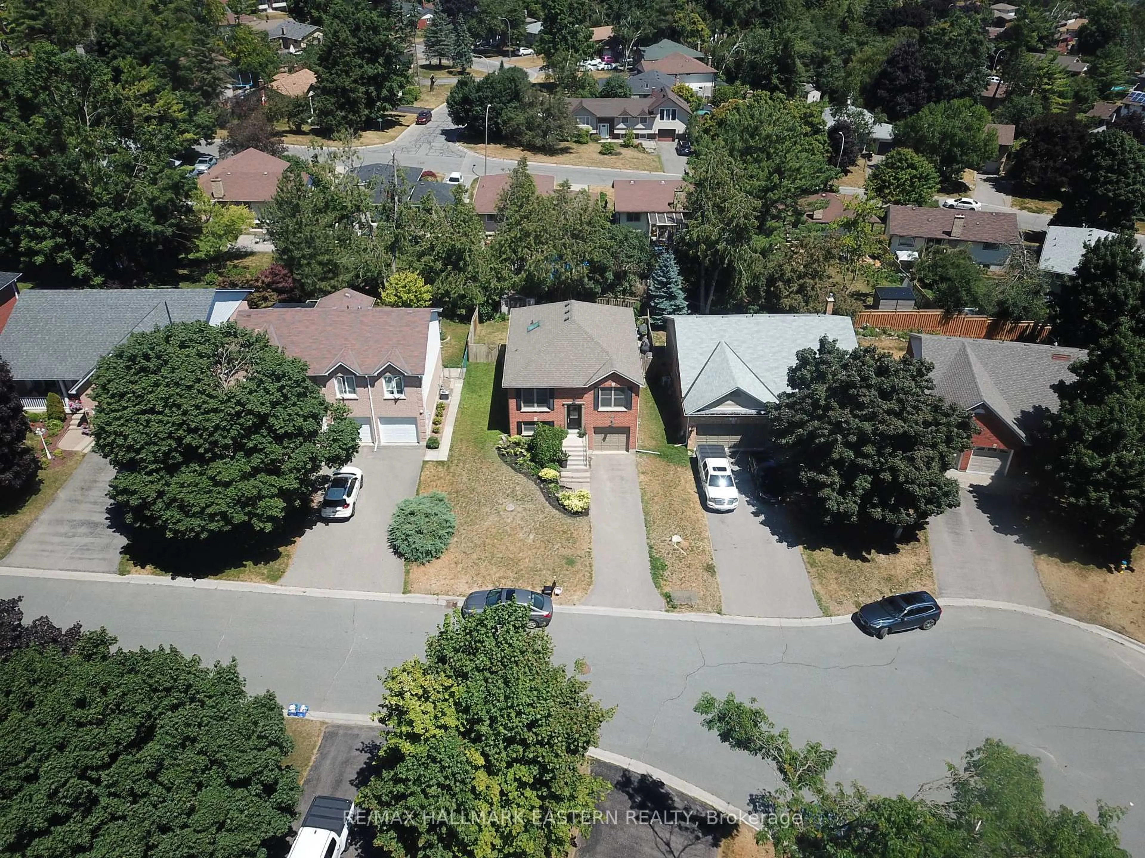 A pic from outside/outdoor area/front of a property/back of a property/a pic from drone, street for 1362 Bobolink Crt, Peterborough West Ontario K9K 2H9