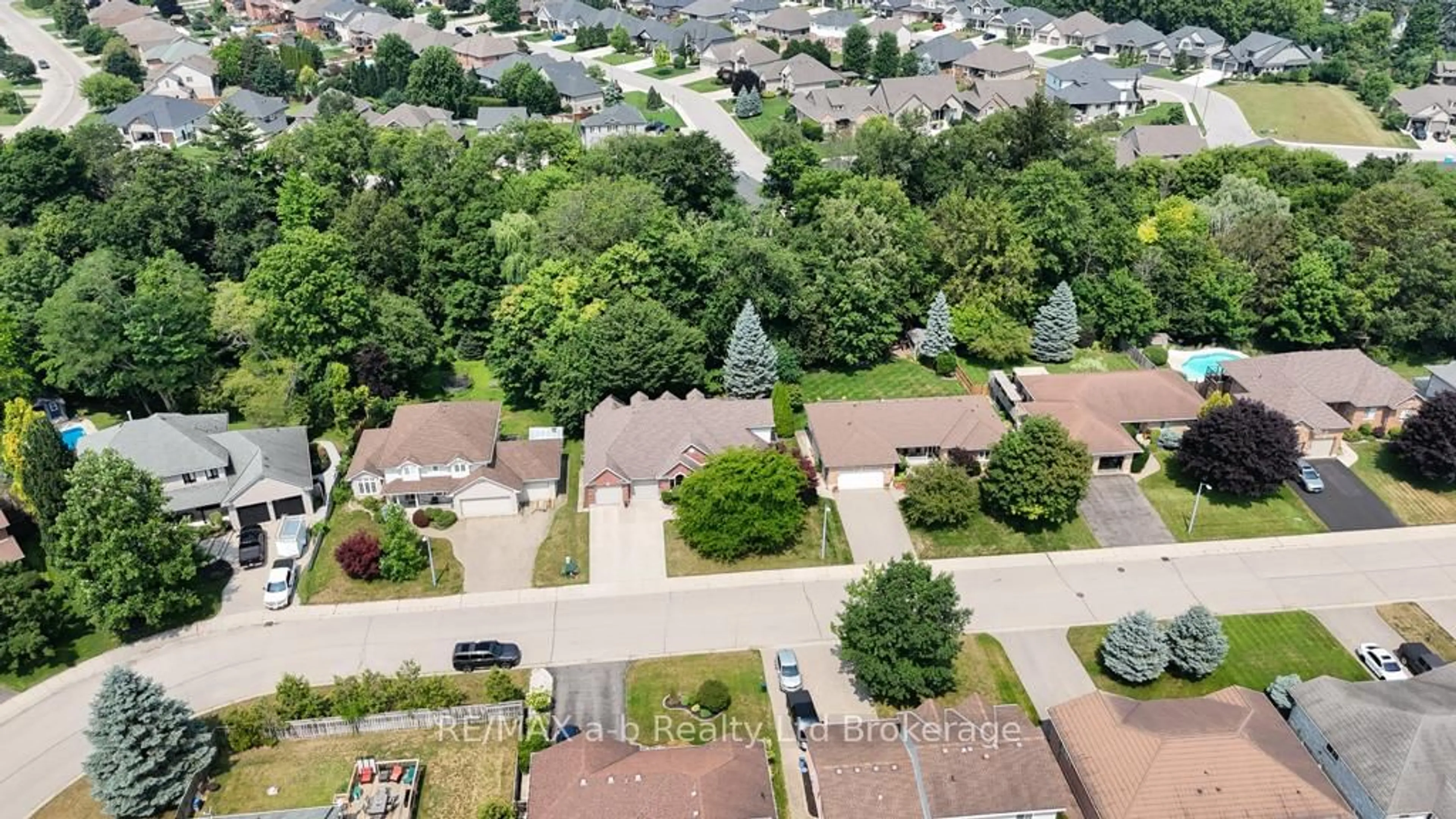 A pic from outside/outdoor area/front of a property/back of a property/a pic from drone, city buildings view from balcony for 21 Windemere Ave, Tillsonburg Ontario N4G 5M8