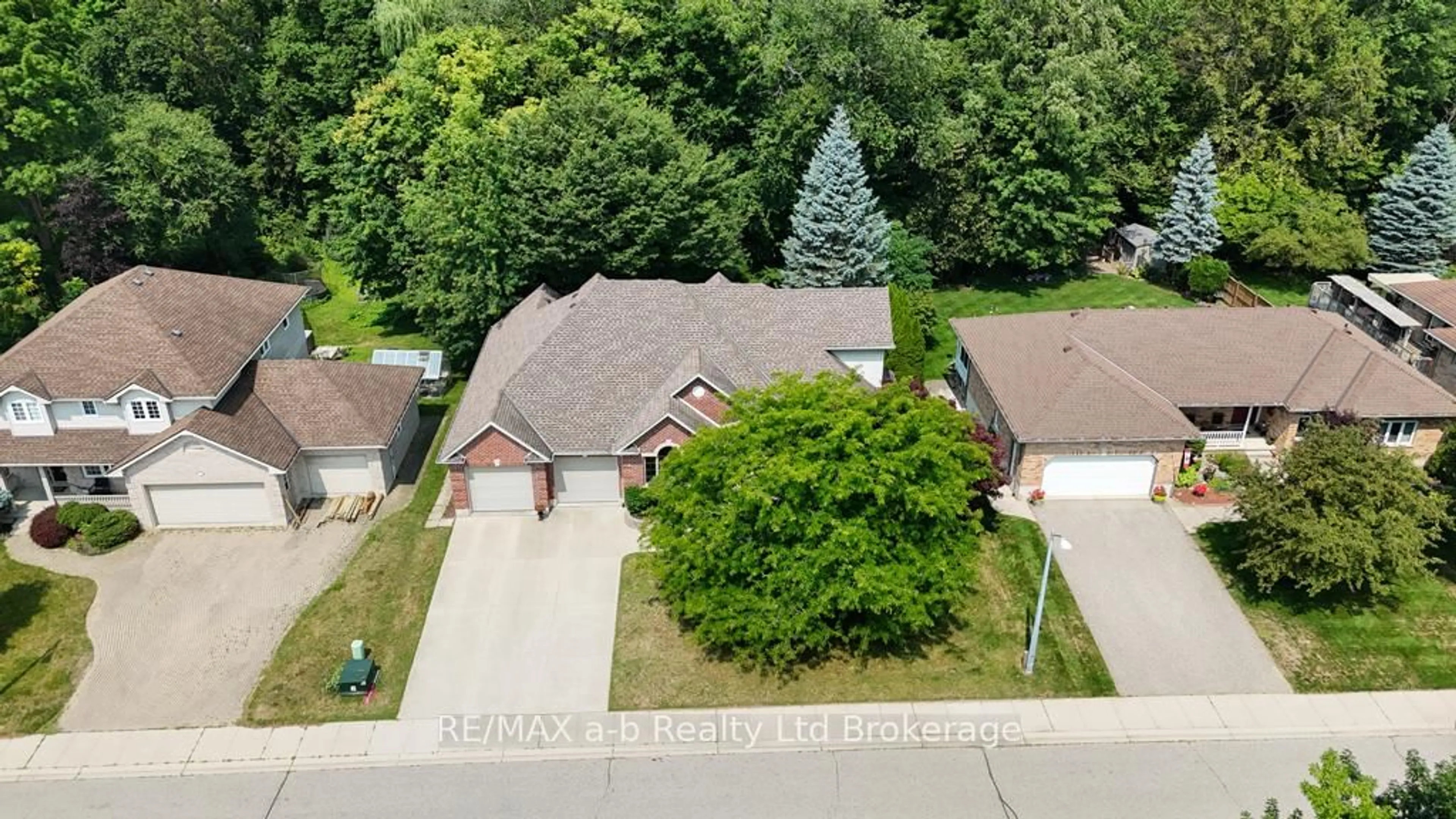 A pic from outside/outdoor area/front of a property/back of a property/a pic from drone, street for 21 Windemere Ave, Tillsonburg Ontario N4G 5M8