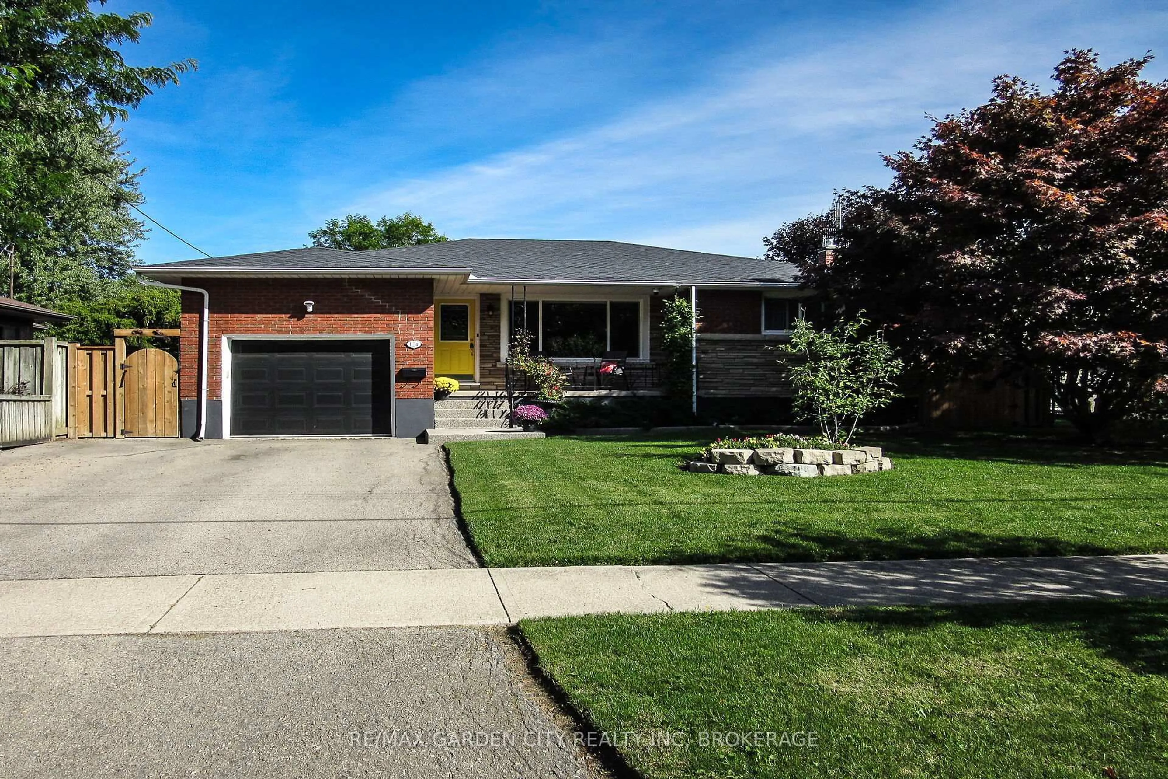 Home with brick exterior material, street for 124 Gadsby Ave, Welland Ontario L3C 1A9