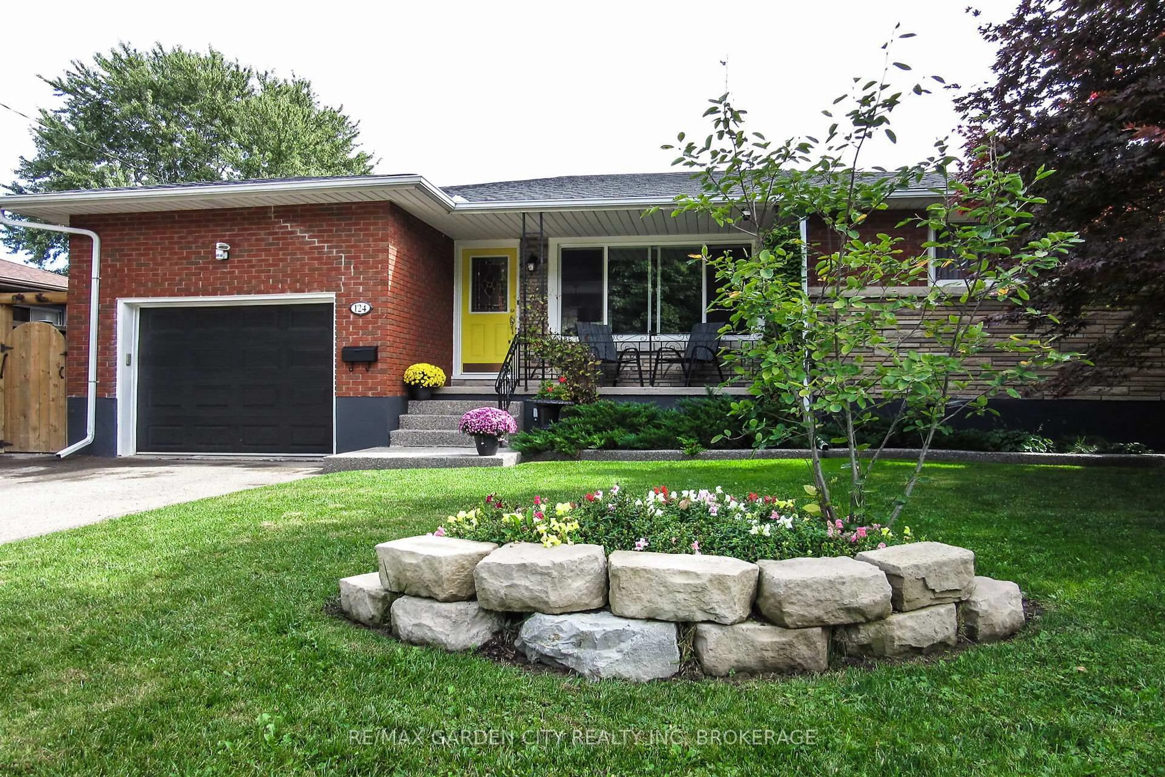 Home with brick exterior material, street for 124 Gadsby Ave, Welland Ontario L3C 1A9