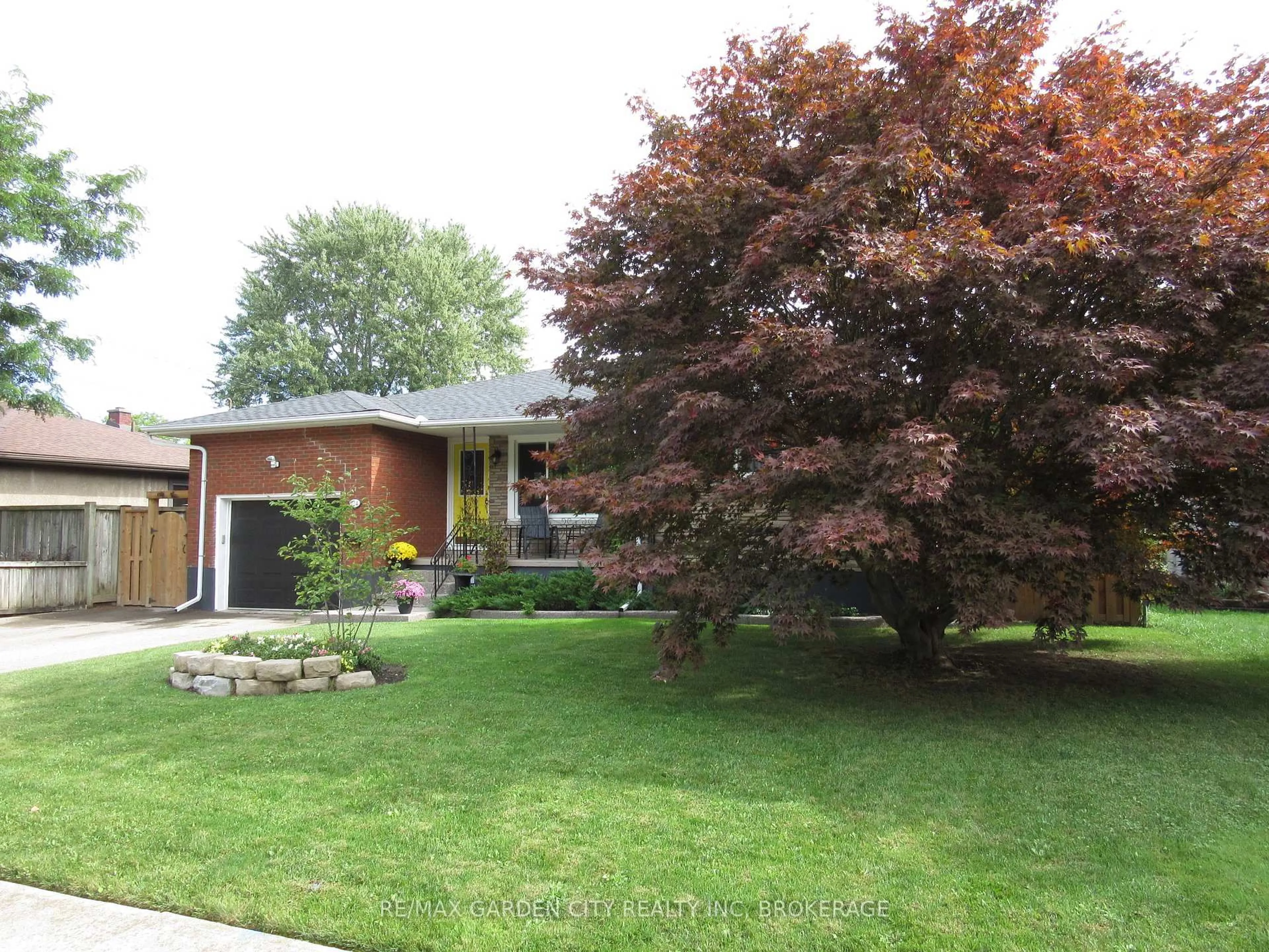 Home with brick exterior material, street for 124 Gadsby Ave, Welland Ontario L3C 1A9