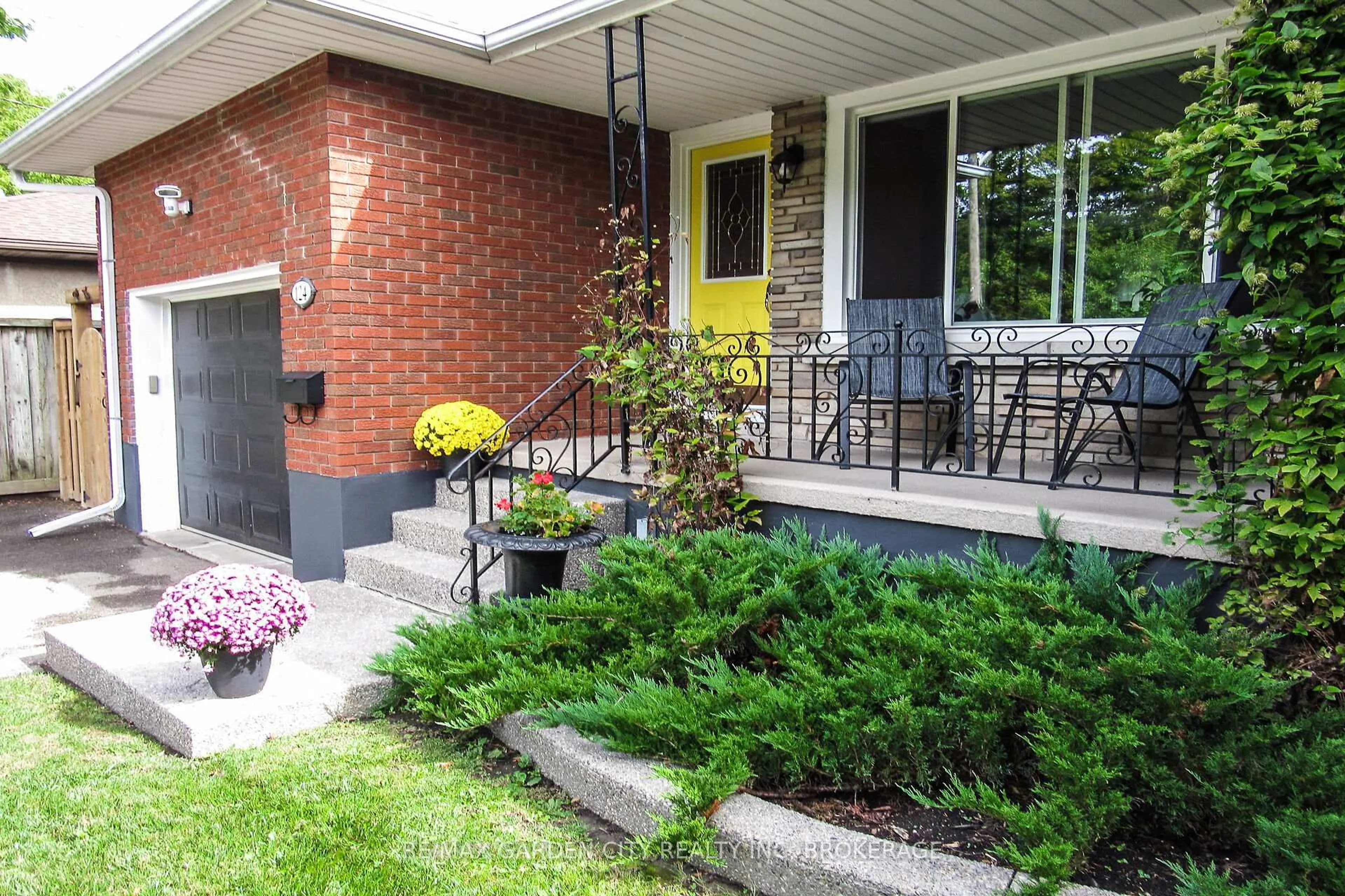 Home with brick exterior material, street for 124 Gadsby Ave, Welland Ontario L3C 1A9