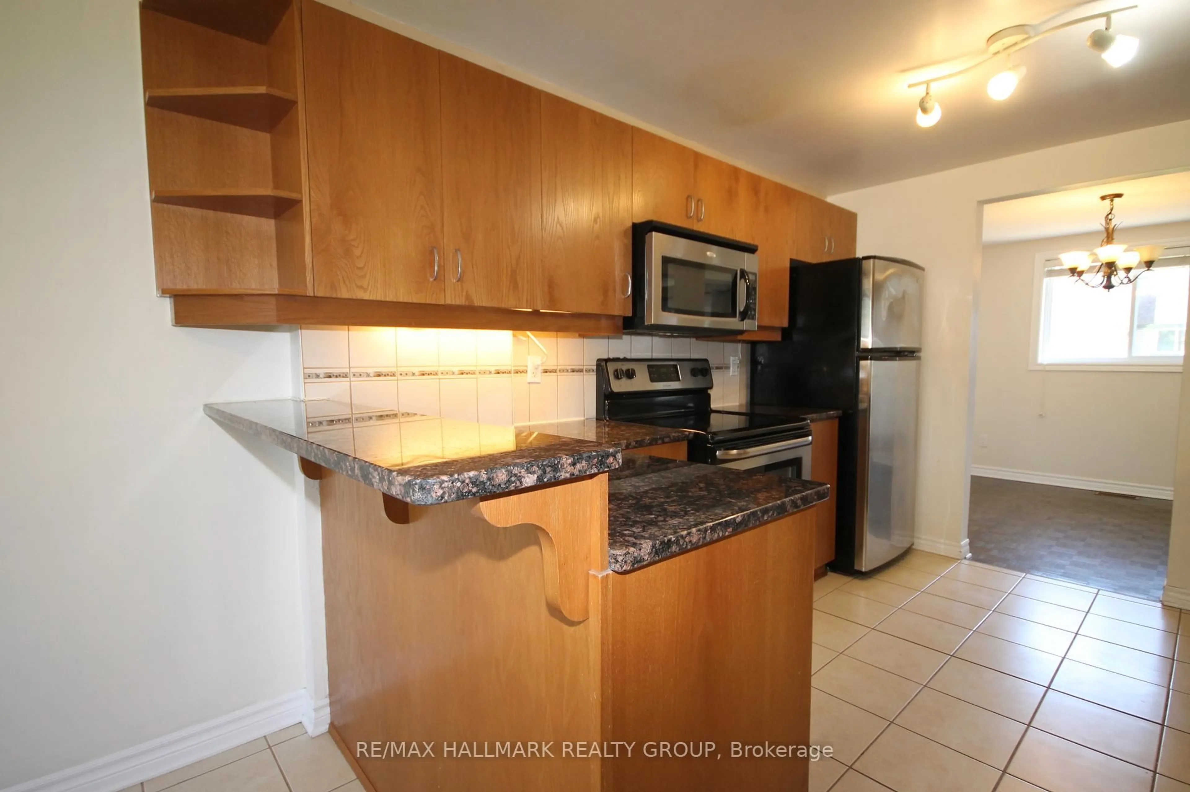 Standard kitchen, ceramic/tile floor for 37 B Glenridge Rd, Ottawa Ontario K2G 1G2