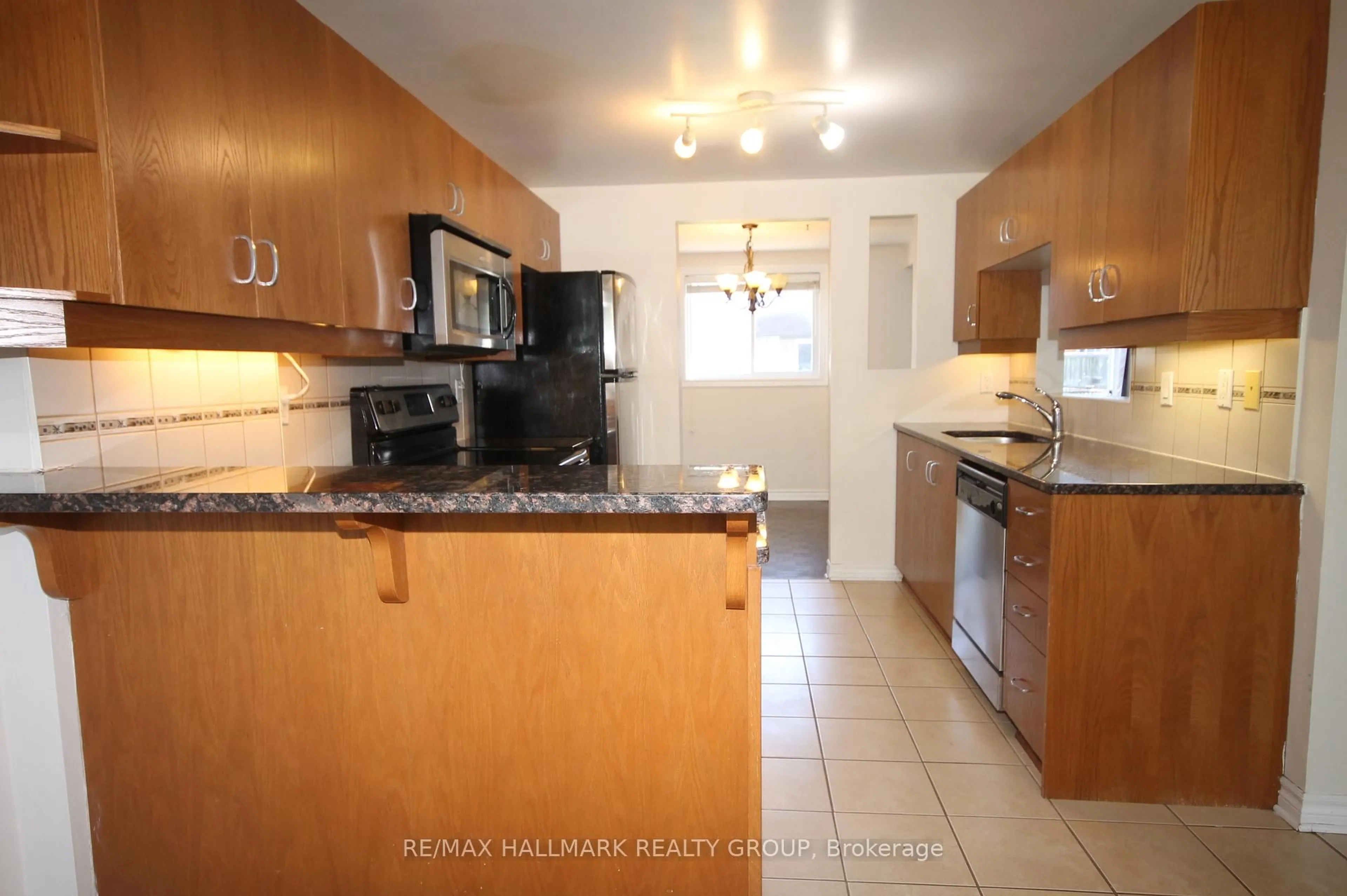Standard kitchen, ceramic/tile floor for 37 B Glenridge Rd, Ottawa Ontario K2G 1G2