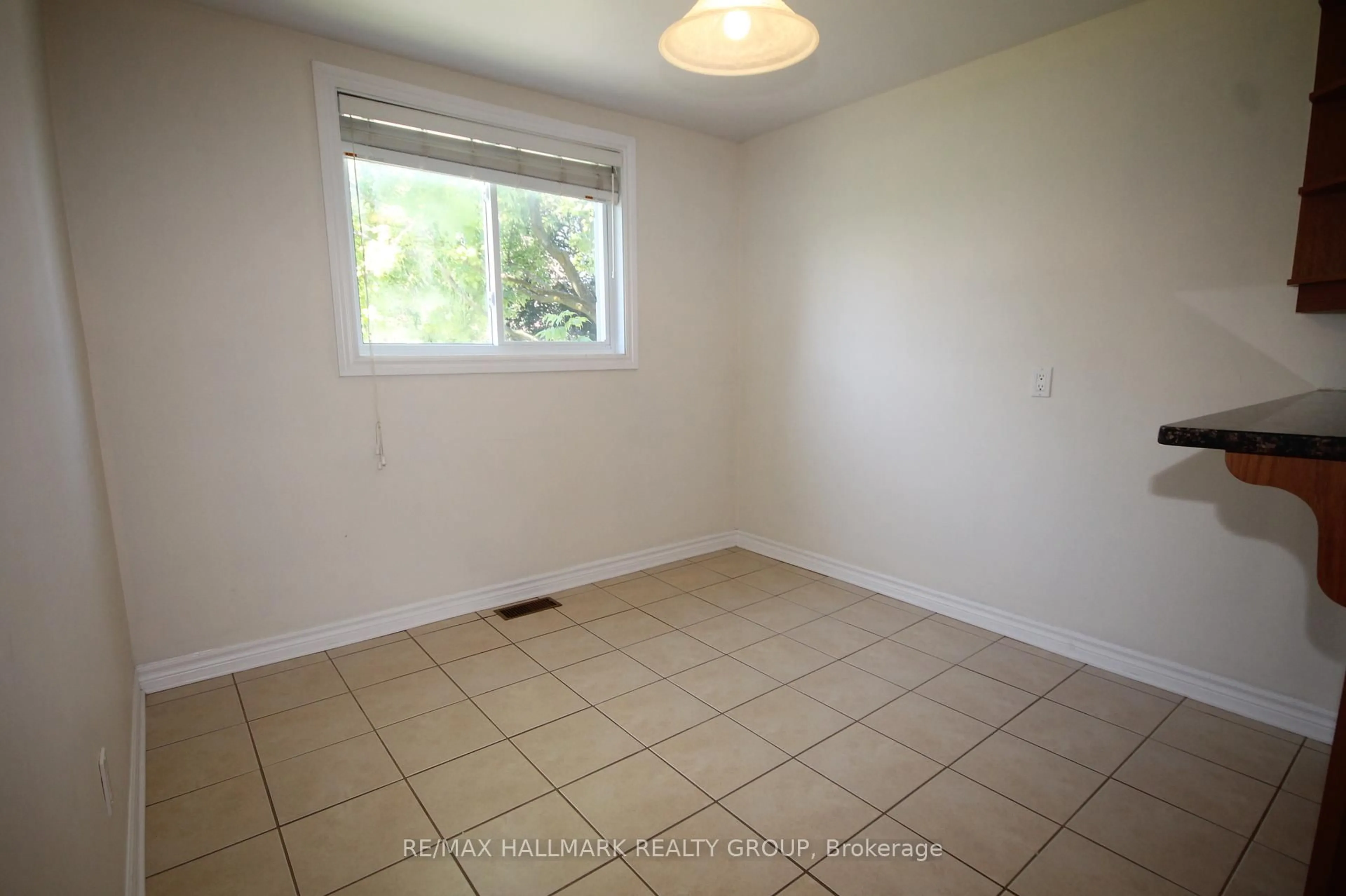 A pic of a room for 37 B Glenridge Rd, Ottawa Ontario K2G 1G2