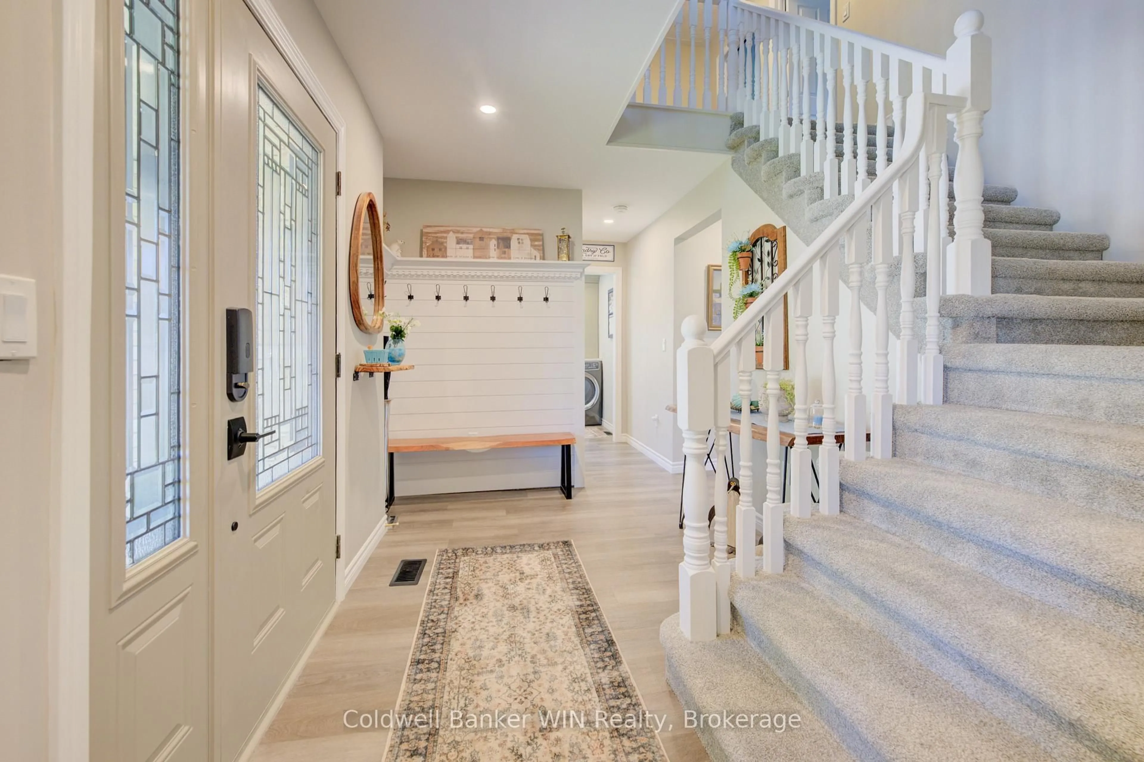Indoor entryway for 284 FOREST GLEN Dr, Wellington North Ontario N0G 2L2