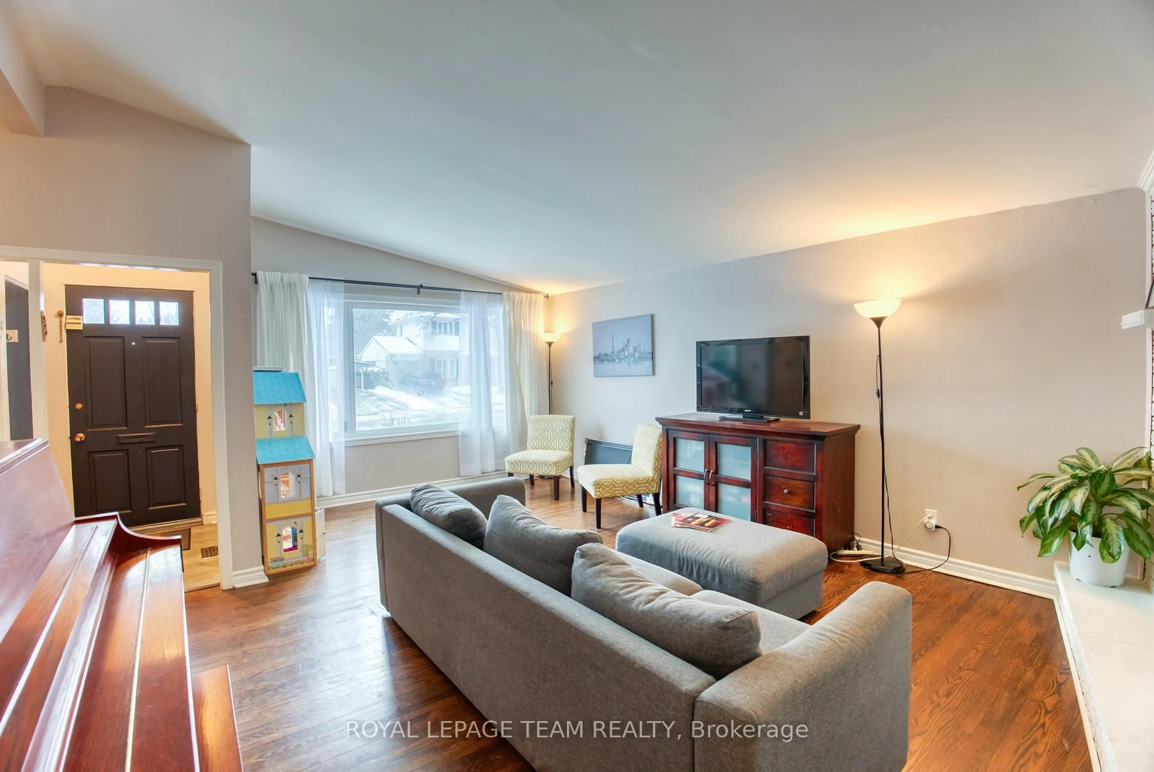 Living room with furniture, wood/laminate floor for 2010 Featherston Dr, Ottawa Ontario K1H 6P9