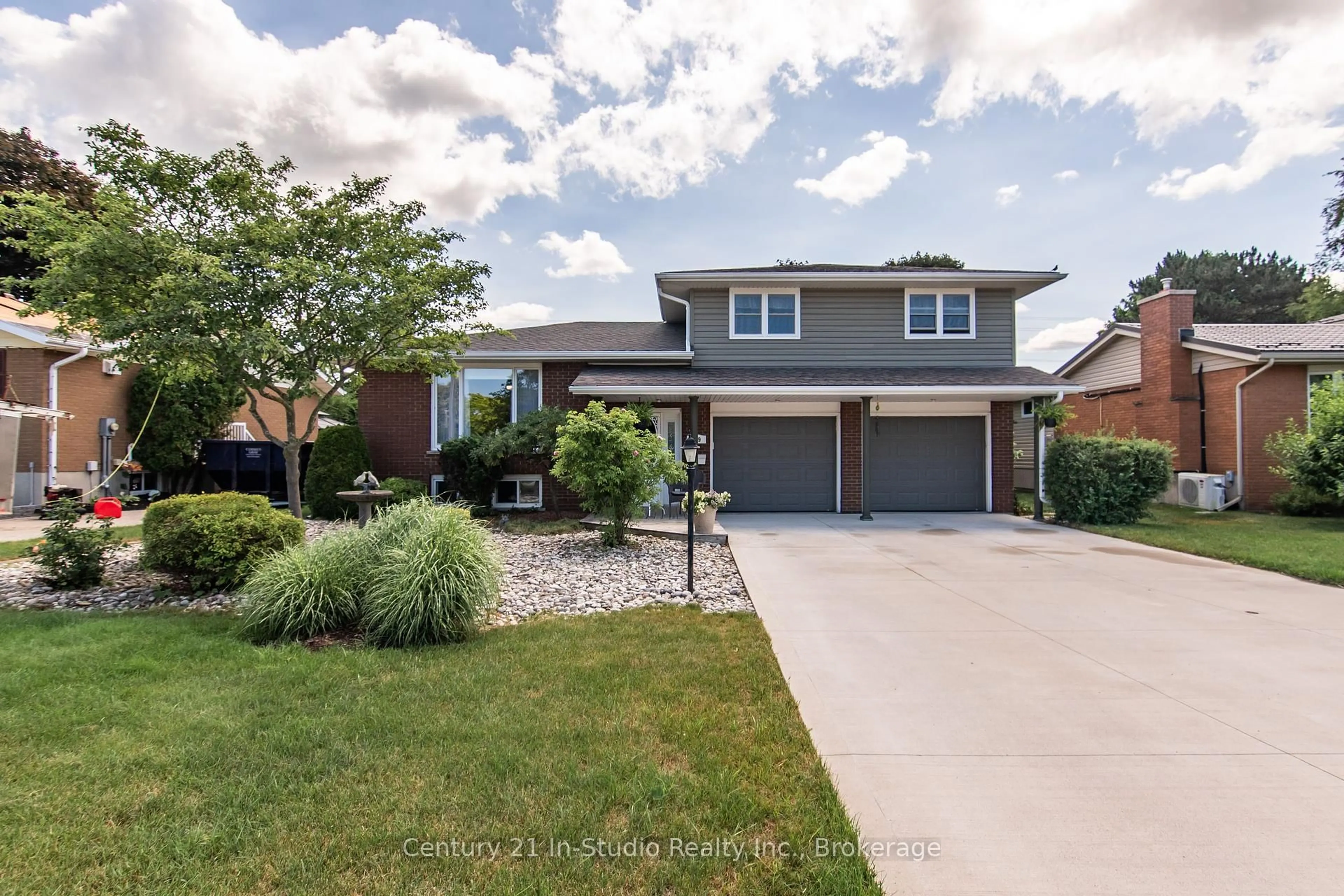 Home with brick exterior material, street for 899 Wellington St, Saugeen Shores Ontario N0H 2C3