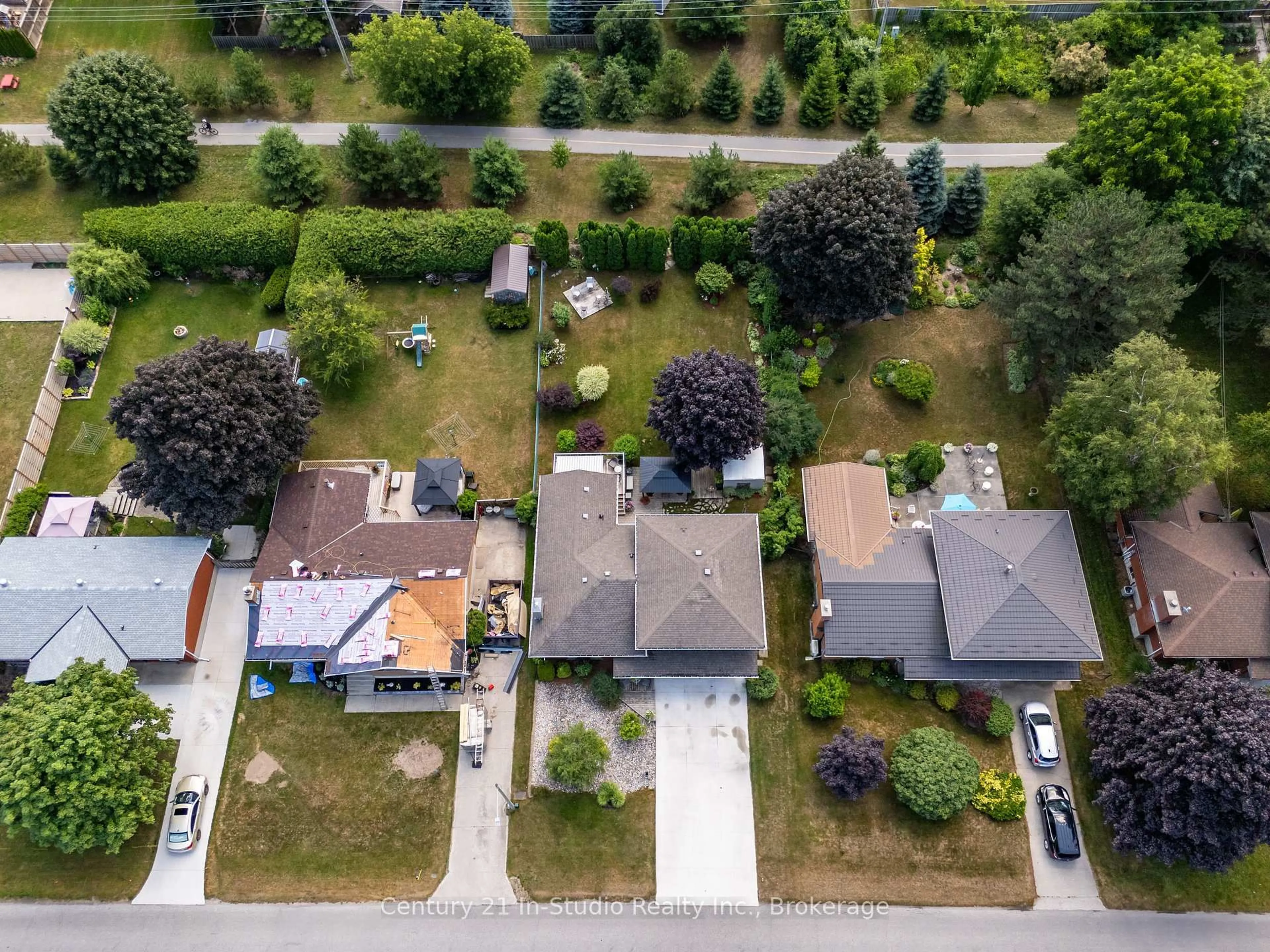 A pic from outside/outdoor area/front of a property/back of a property/a pic from drone, street for 899 Wellington St, Saugeen Shores Ontario N0H 2C3