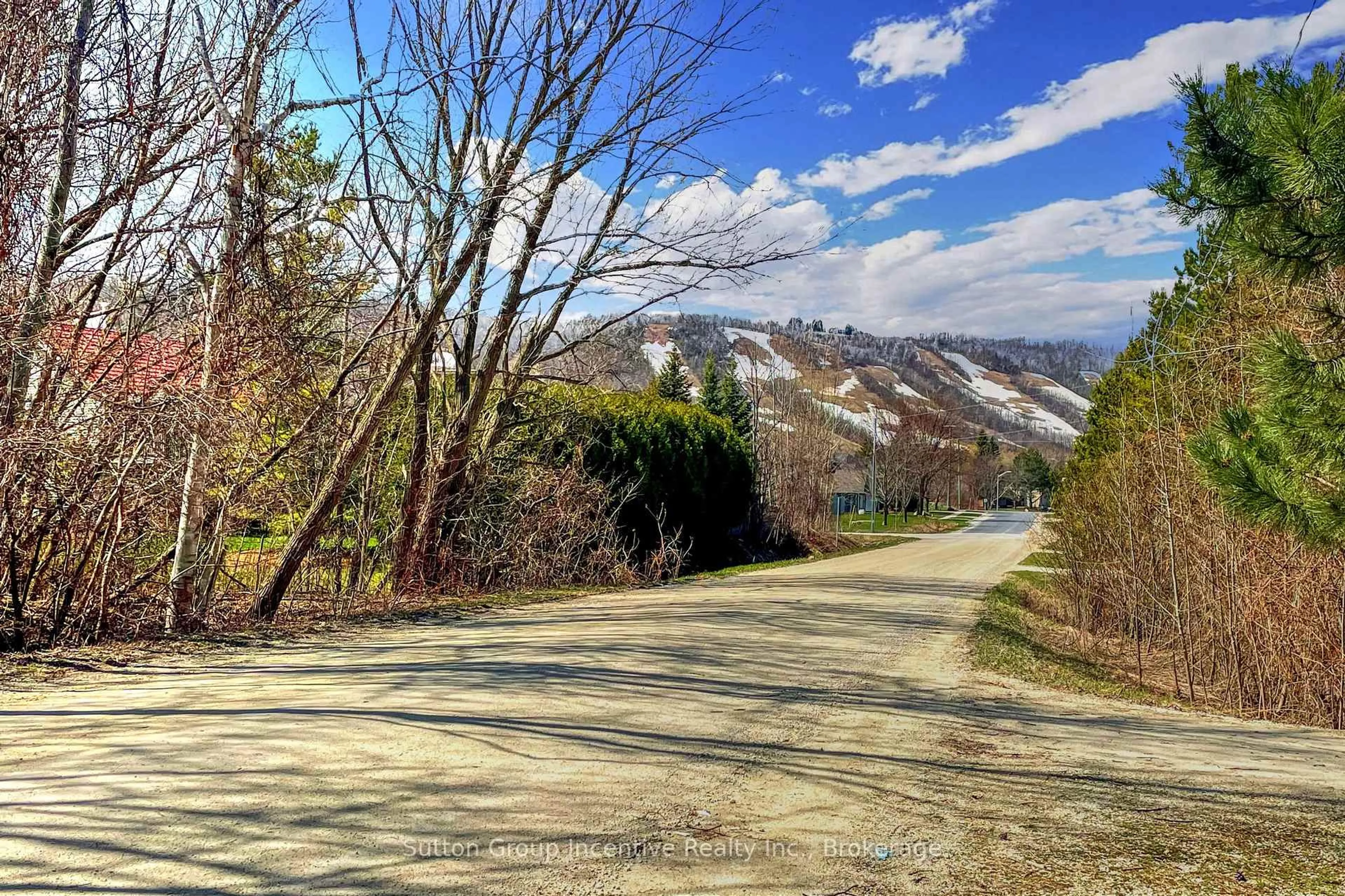 Blurry image for 197 Arlberg Cres #13L, Blue Mountains Ontario L9Y 0M1