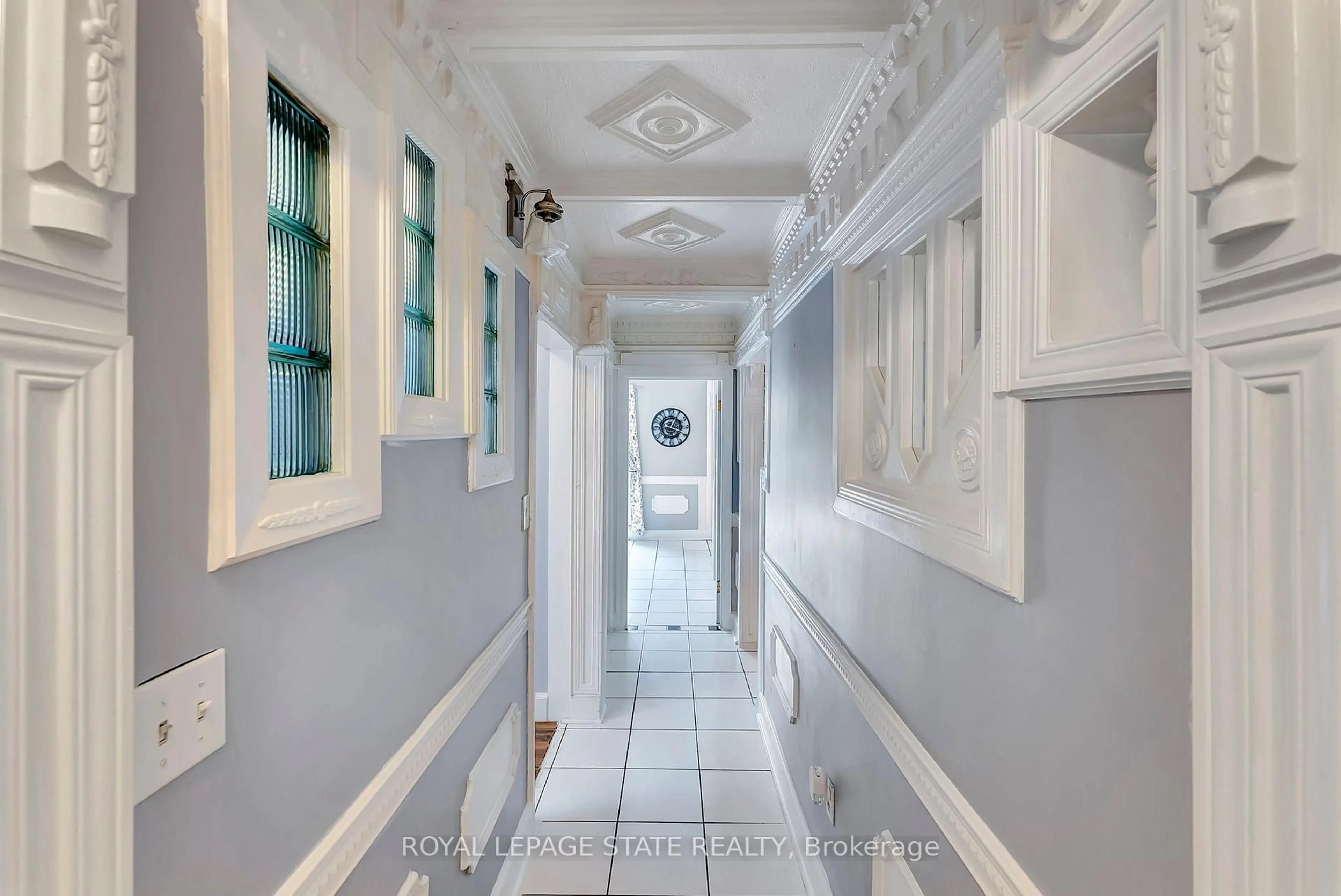 Indoor foyer for 158 East 26th St, Hamilton Ontario L8V 3C6