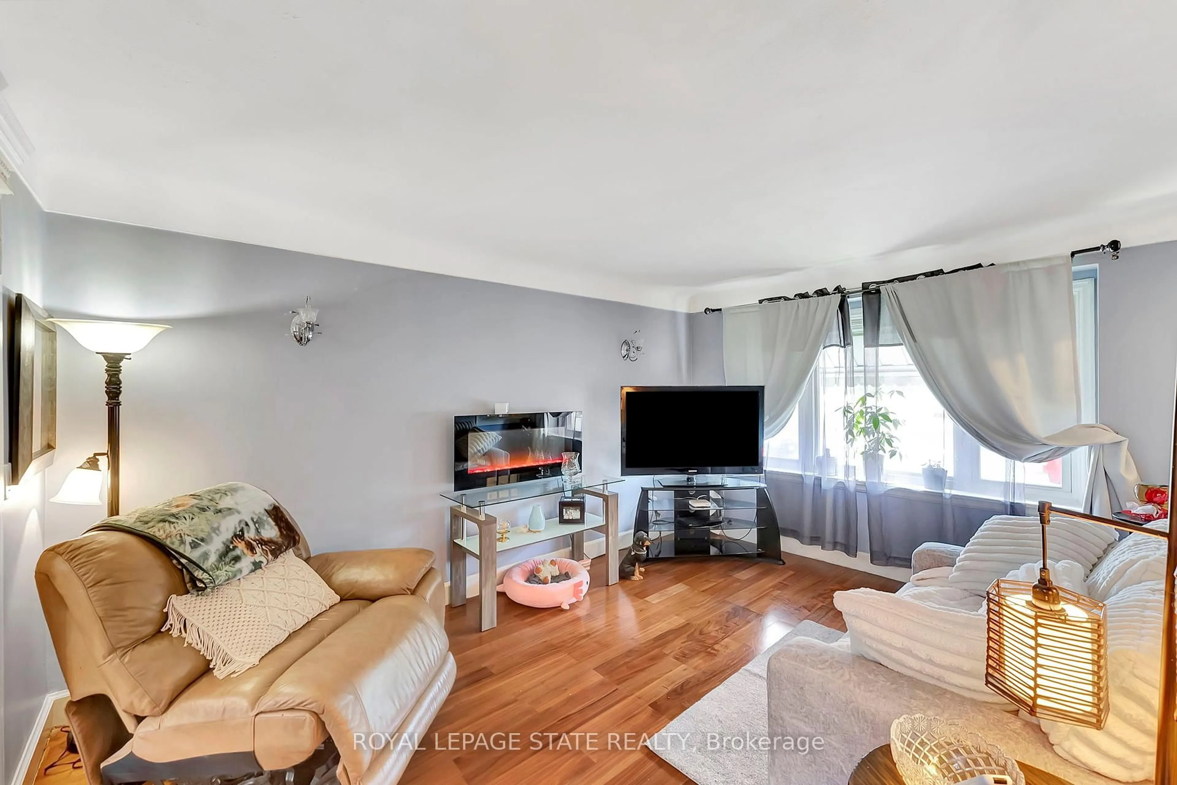 Living room with furniture, unknown for 158 East 26th St, Hamilton Ontario L8V 3C6