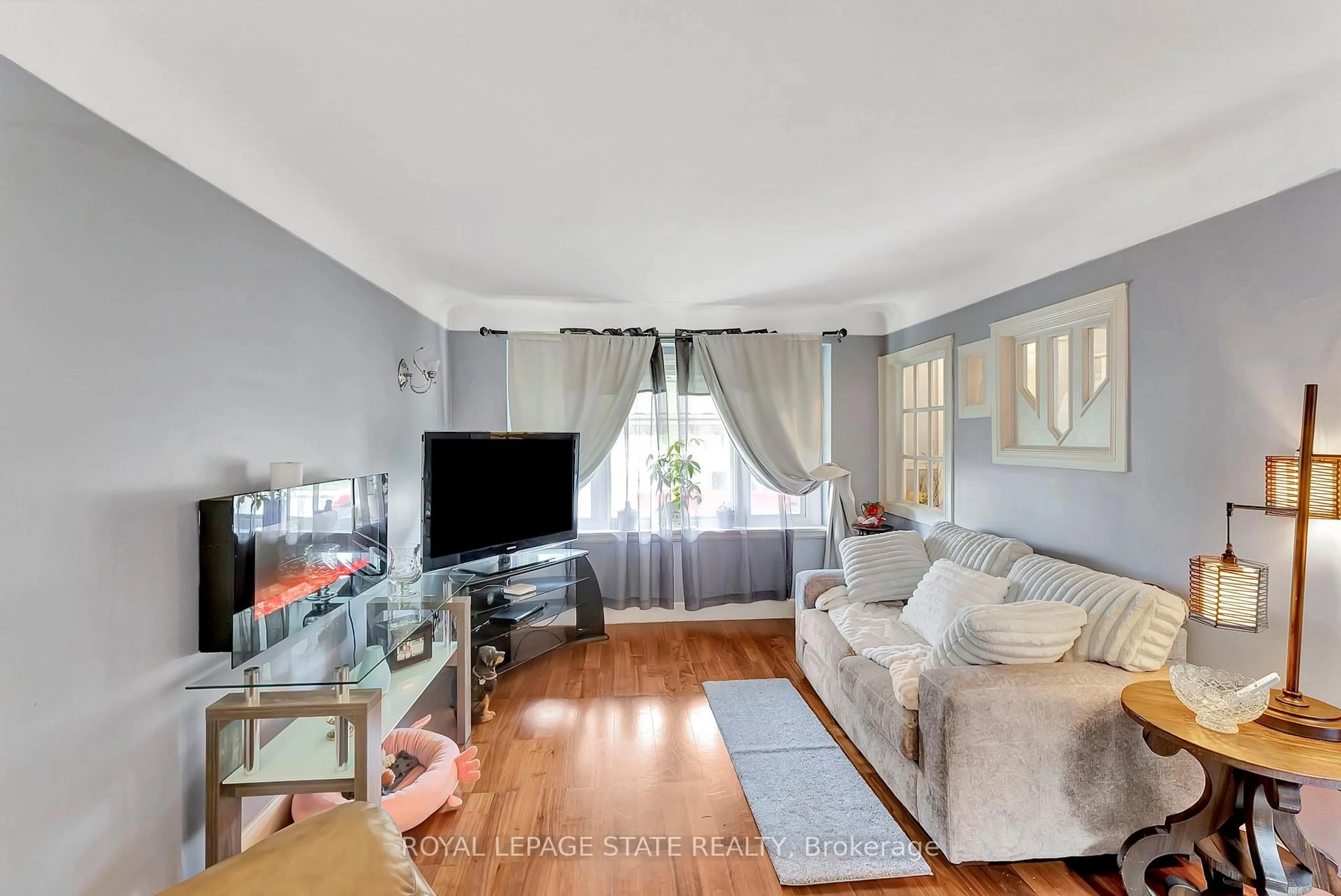 Living room with furniture, unknown for 158 East 26th St, Hamilton Ontario L8V 3C6