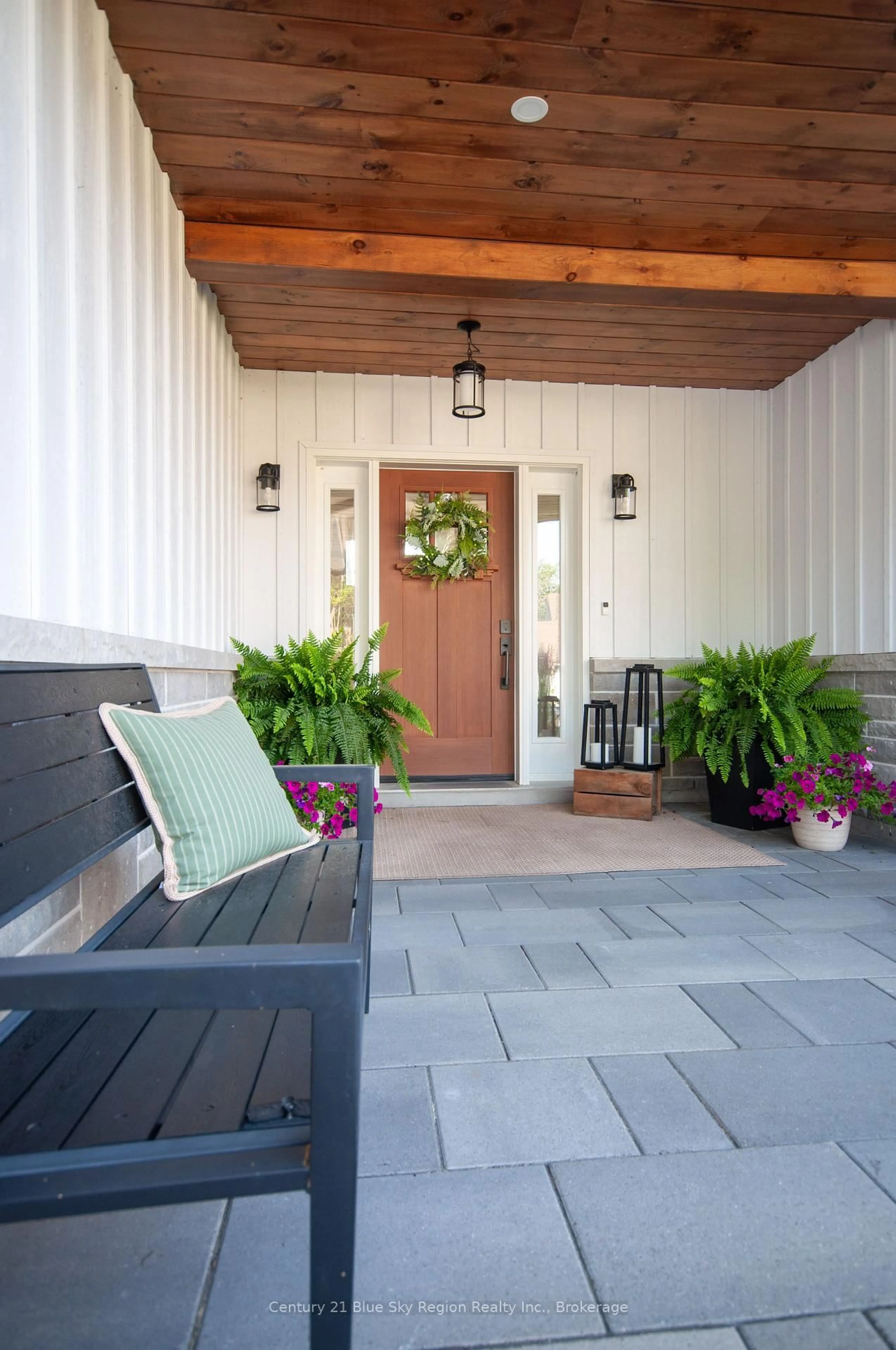 Indoor entryway for 8 Chateau Rdge, North Bay Ontario P1C 0B9