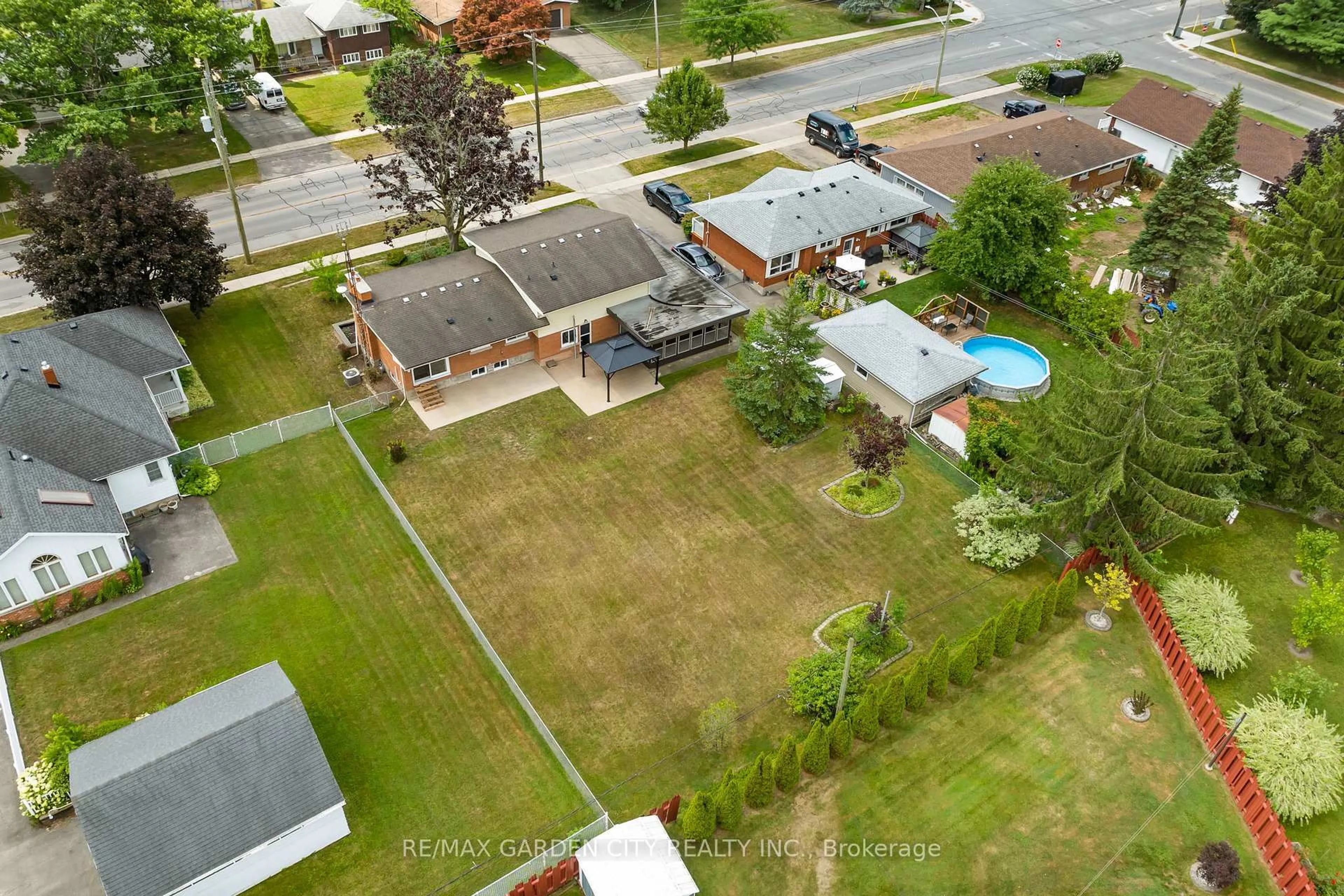 A pic from outside/outdoor area/front of a property/back of a property/a pic from drone, street for 464 Fitch St, Welland Ontario L3C 4W9