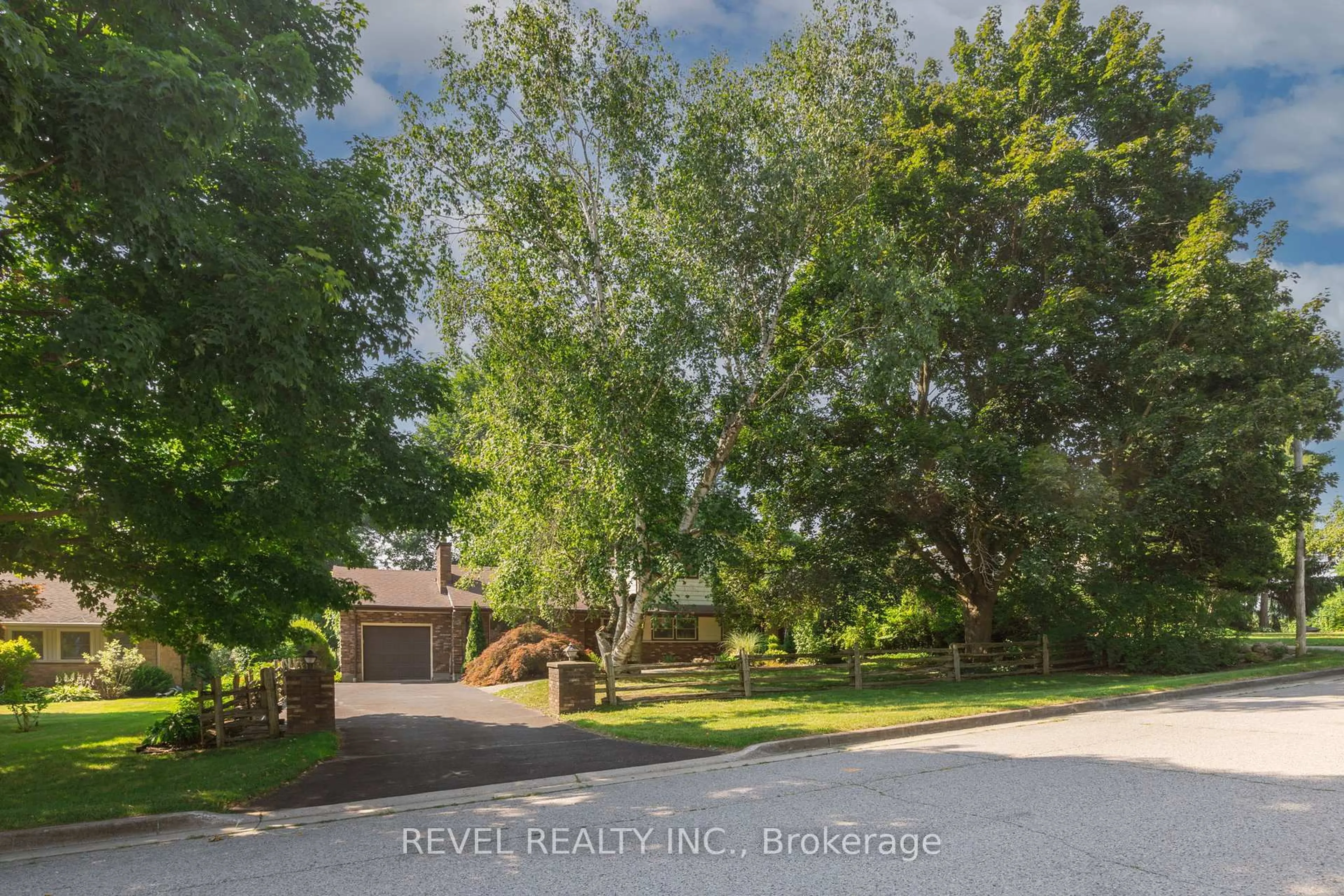 A pic from outside/outdoor area/front of a property/back of a property/a pic from drone, street for 840 Clearview Ave, London North Ontario N6H 2N2